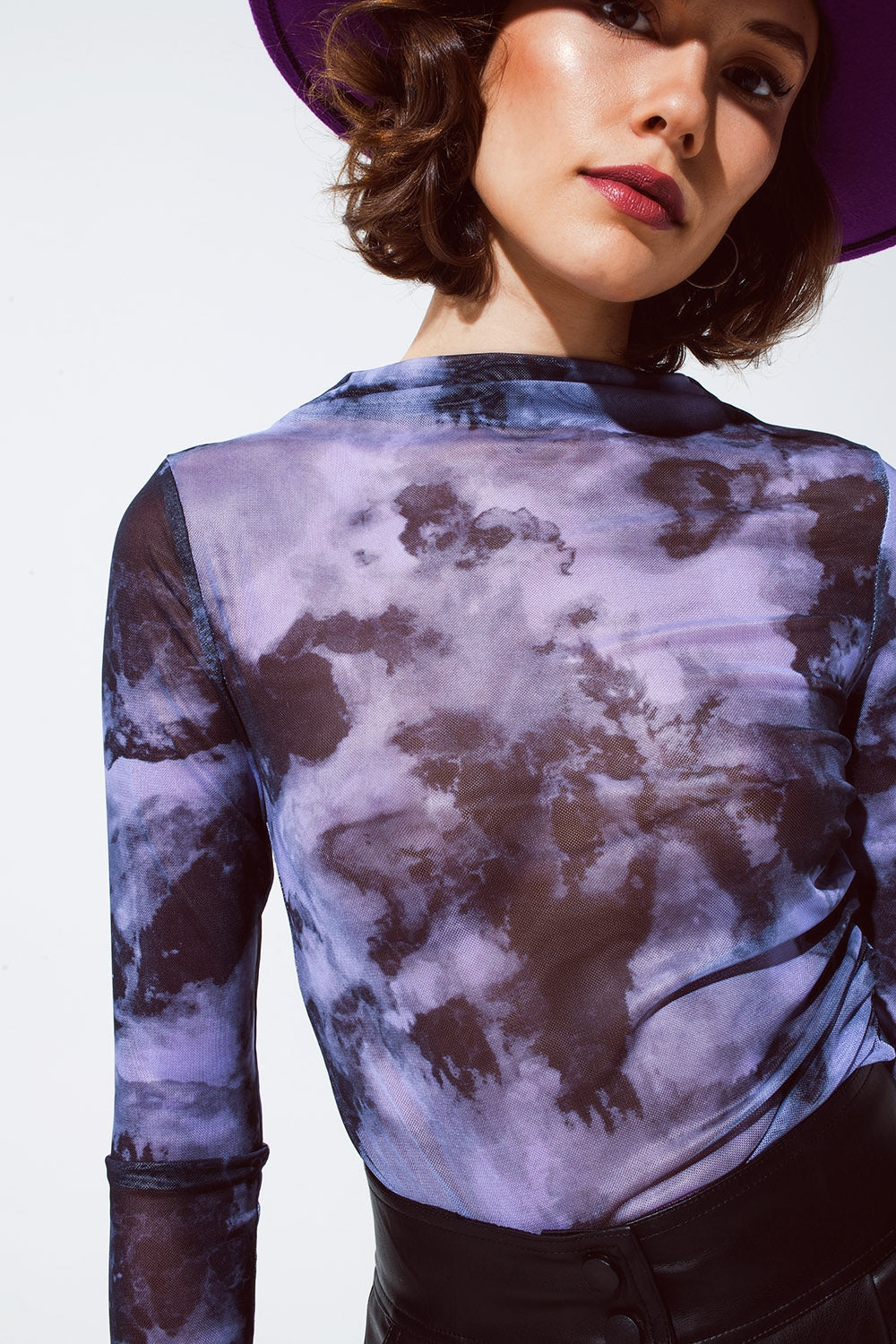Top de malla recogido en el costado en estampado morado abstracto Q2