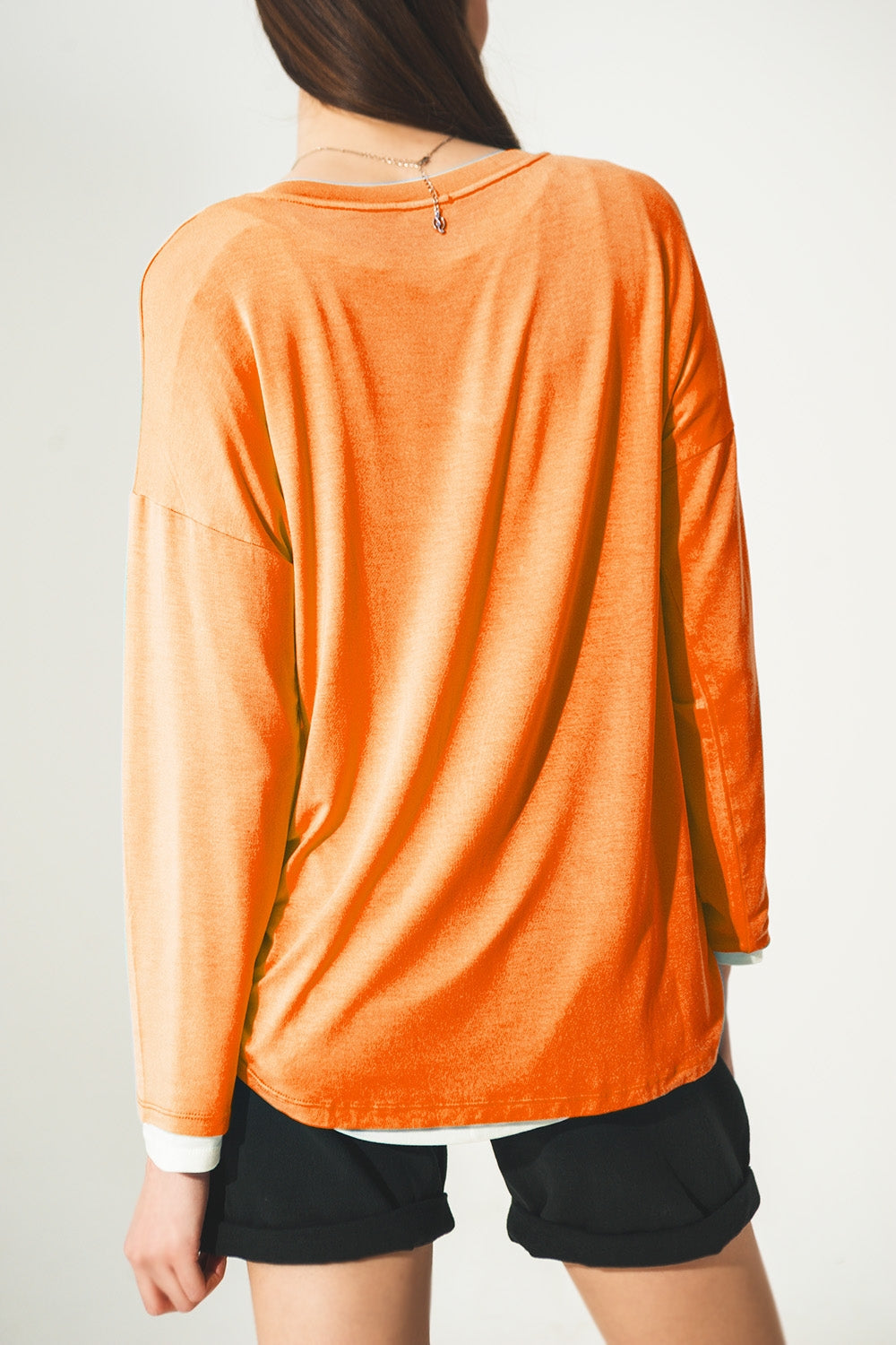Top de modal manga larga y cuello de pico en naranja Q2