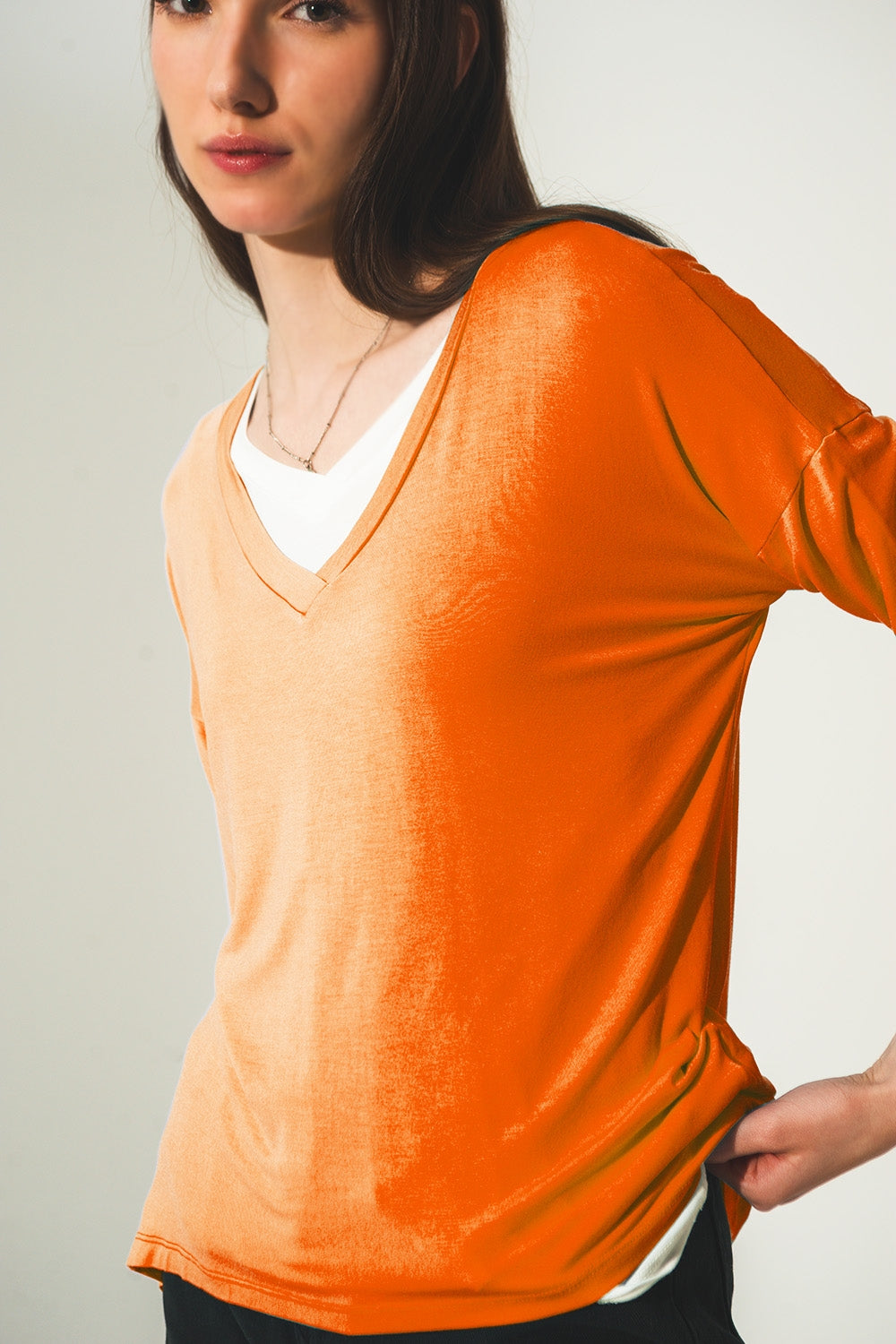 Top de modal manga larga y cuello de pico en naranja Q2
