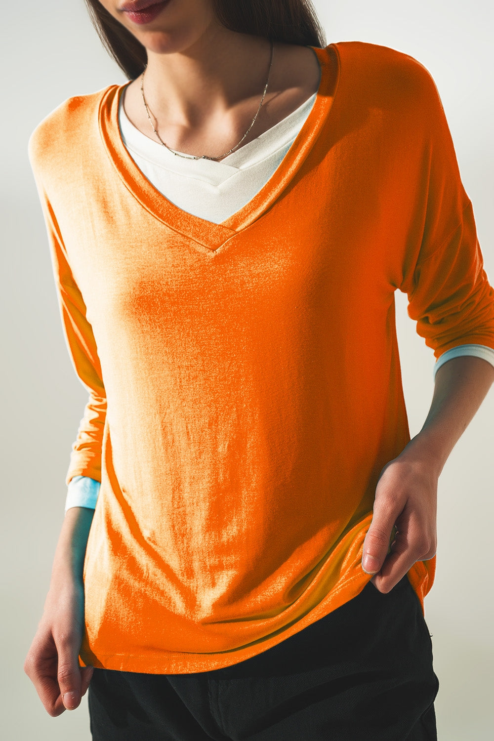 Top de modal manga larga y cuello de pico en naranja Q2