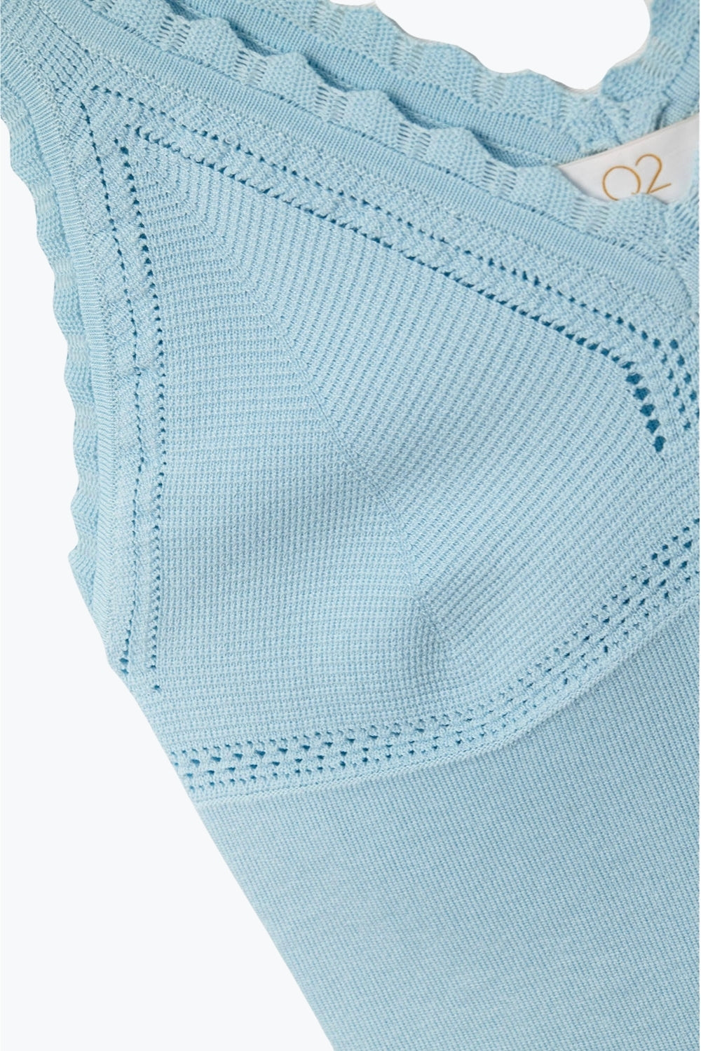 Top de punto acanalado azul bebé con cuello de pico festoneado Q2