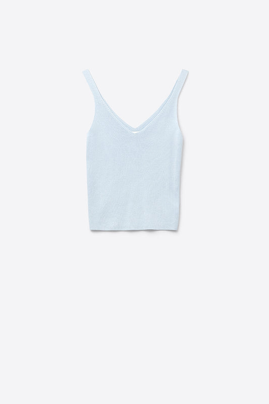 Q2 Top de punto acanalado azul bebé con cuello de pico y tirantes finos
