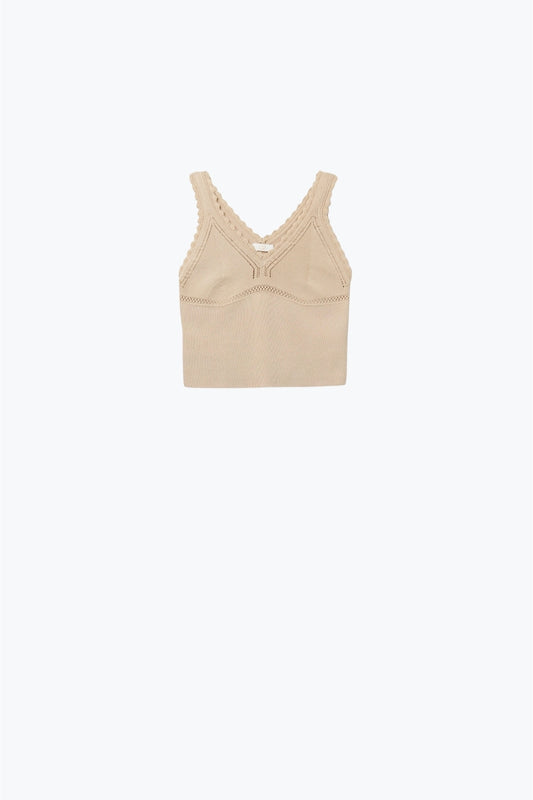 Q2 Top de punto acanalado beige con cuello de pico festoneado