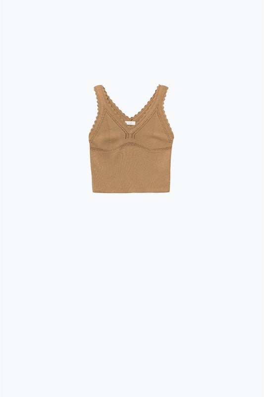 Q2 Top de punto acanalado camel con cuello en V festoneado