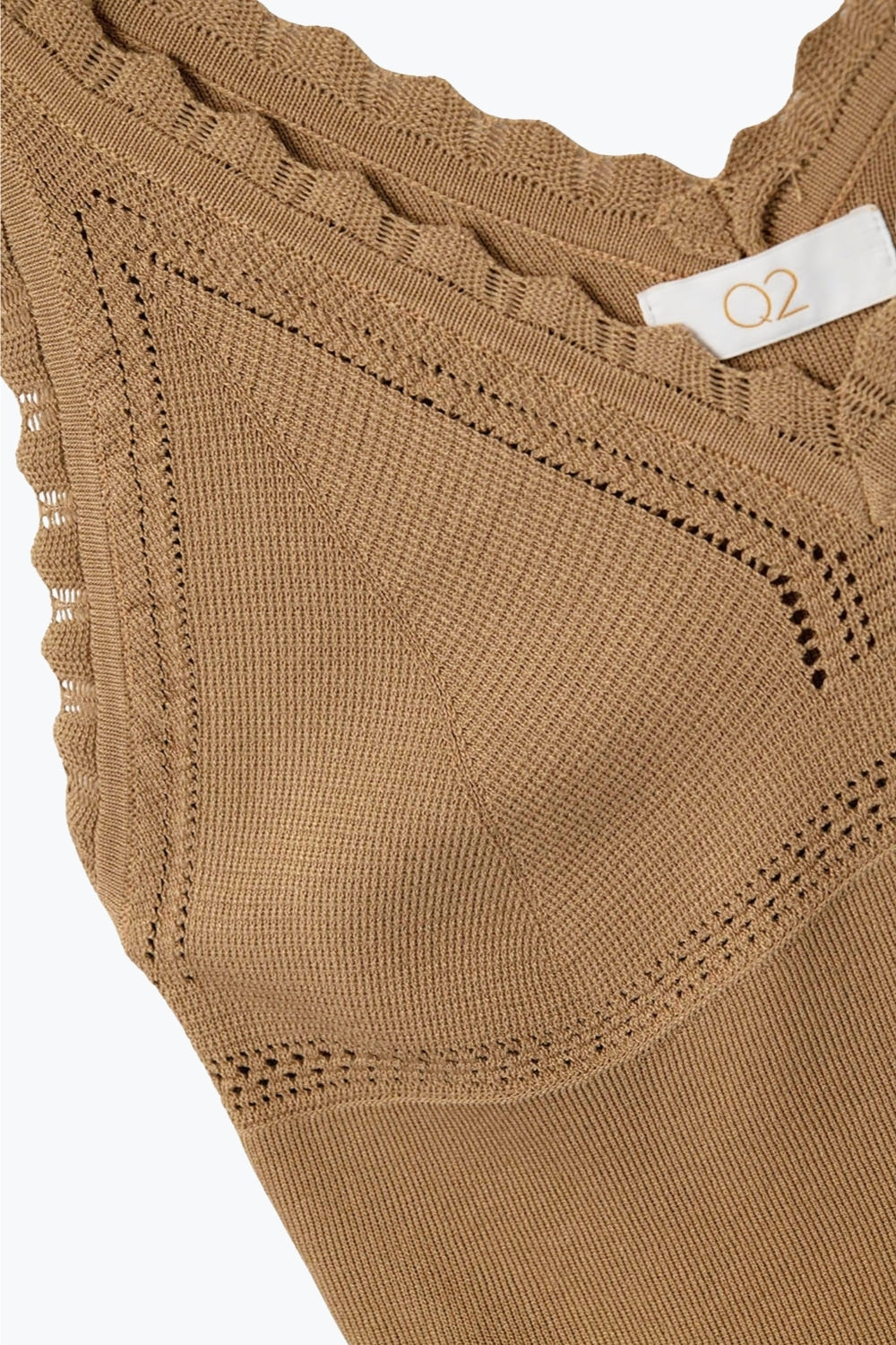 Top de punto acanalado camel con cuello en V festoneado Q2