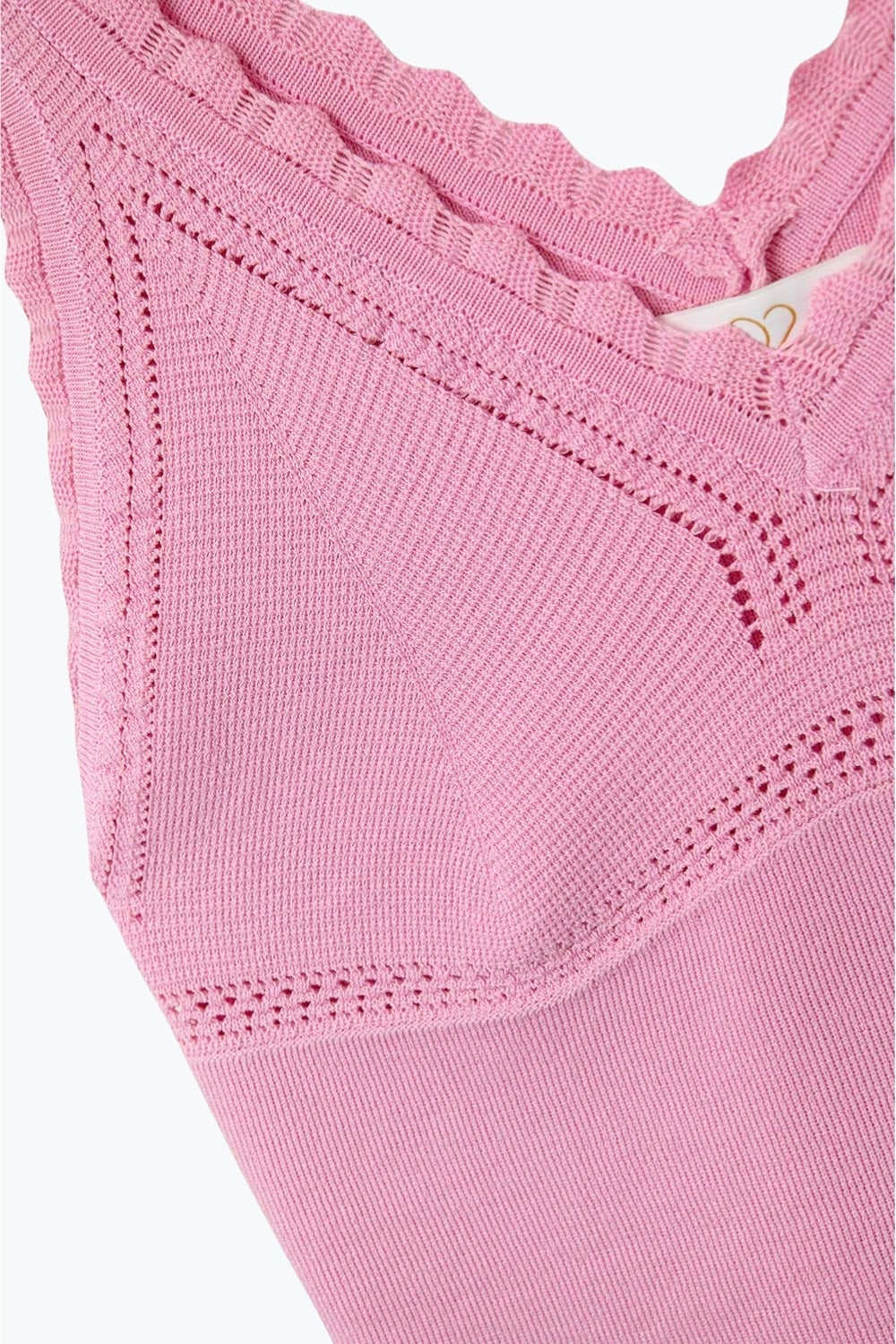 Top de punto acanalado rosa con cuello en V festoneado Q2
