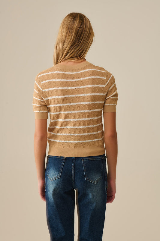 Top de punto calado camel con mangas cortas y rayas blancas Q2