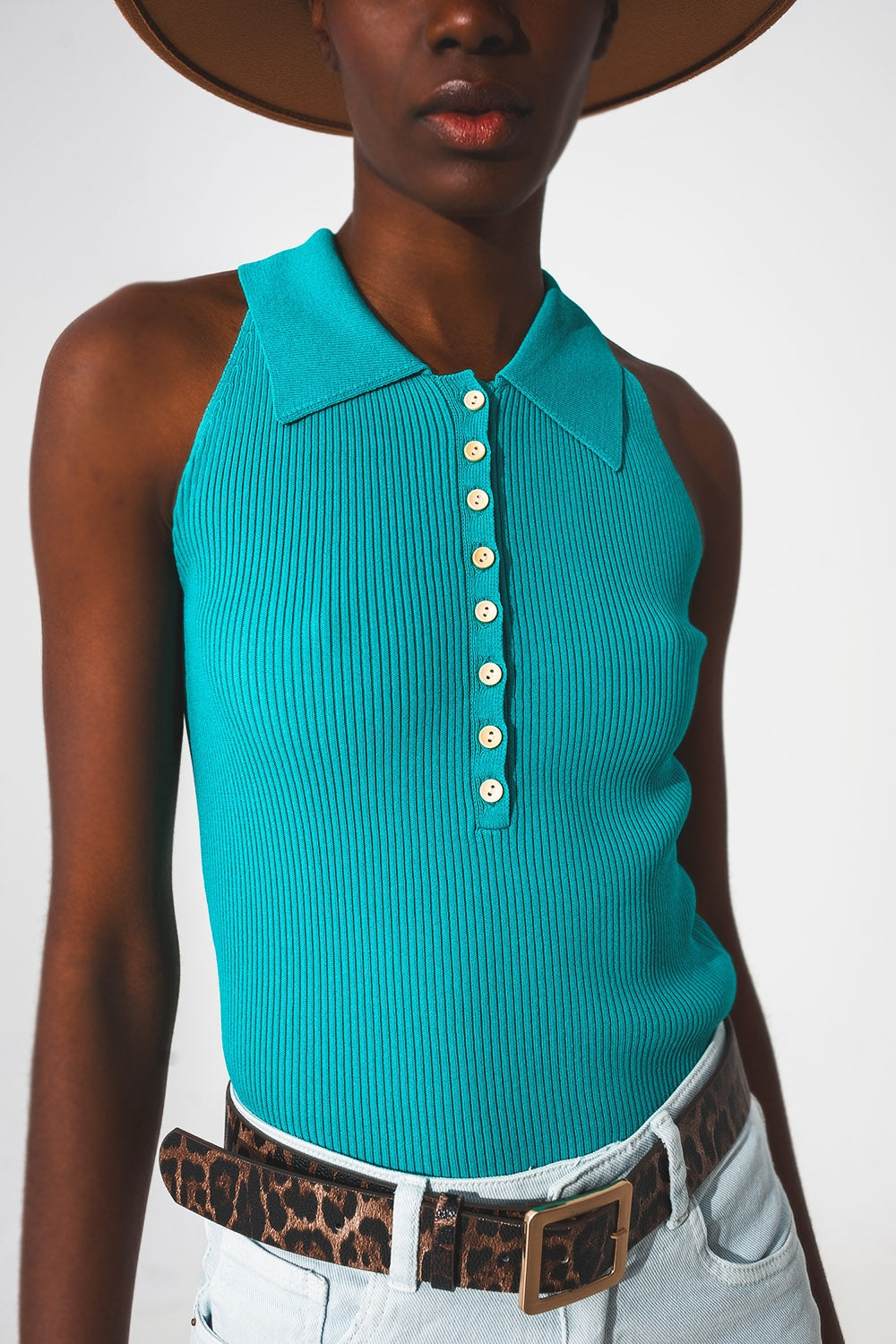 Top de punto canalé con cuello polo en turquesa Q2