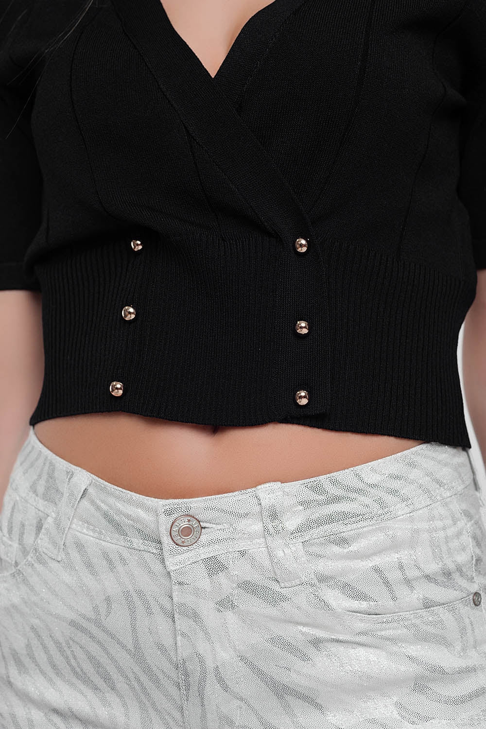 Top de punto con botones en la parte delantera color negro Q2