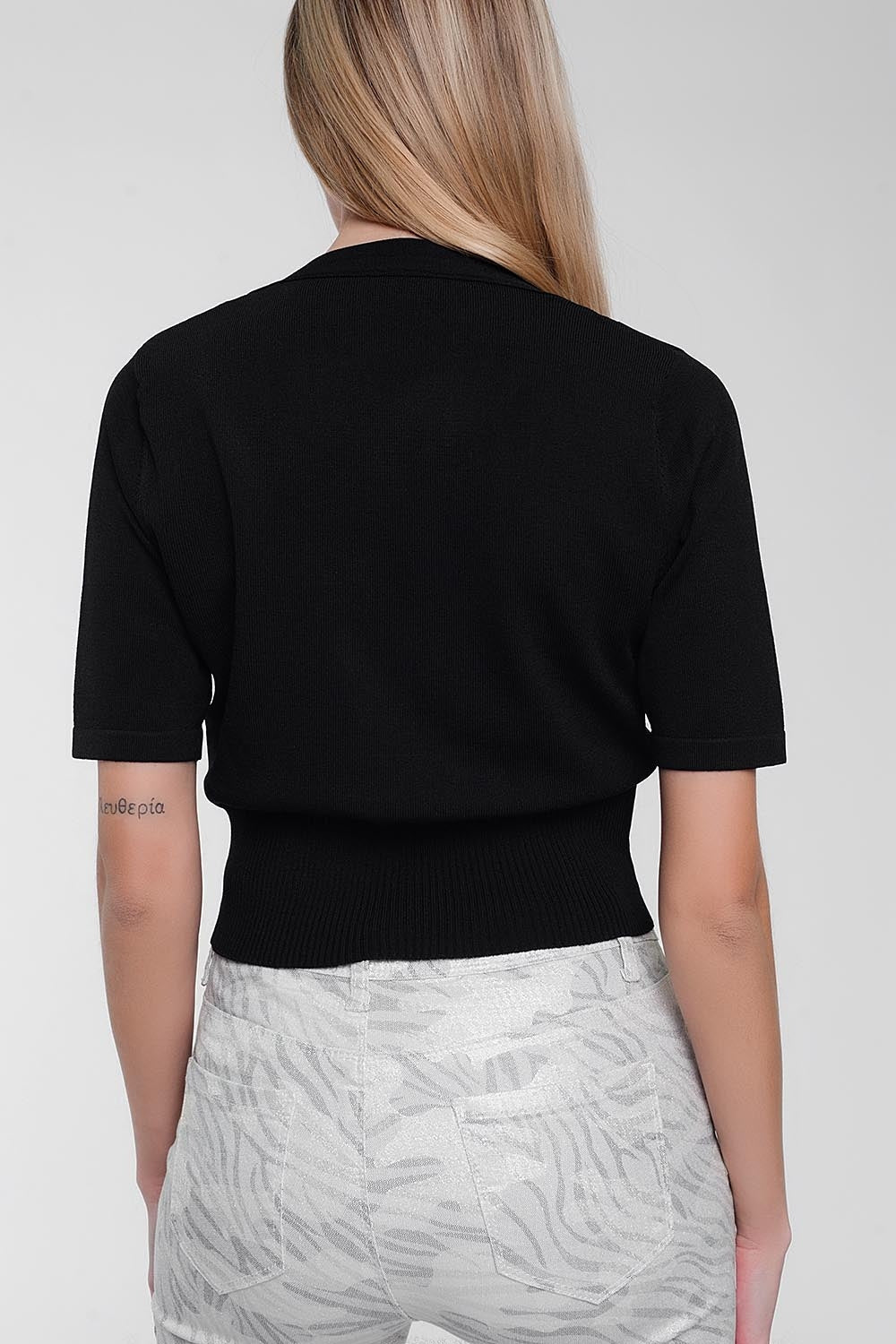 Top de punto con botones en la parte delantera color negro Q2