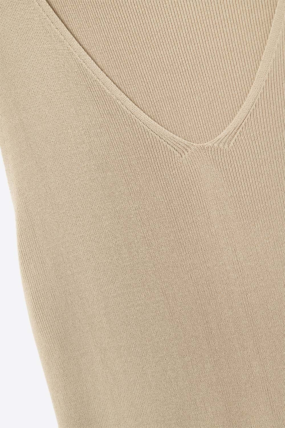 Top de punto fino sin mangas color camello con cuello en V Q2