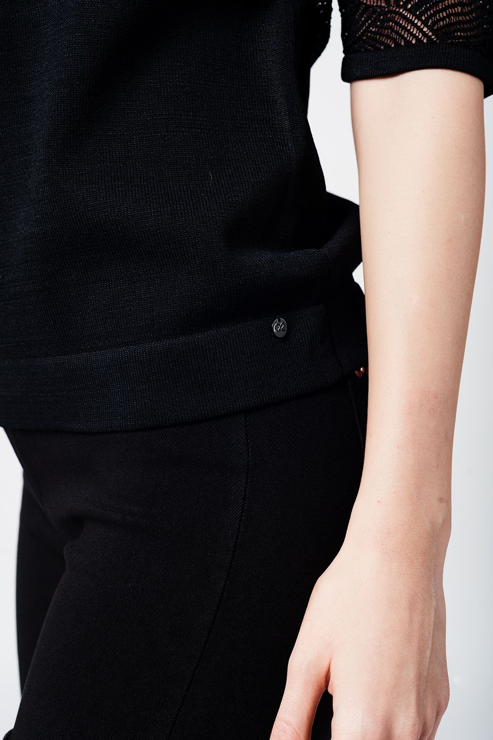 Top de punto negro con detalle de puntilla en contraste Q2