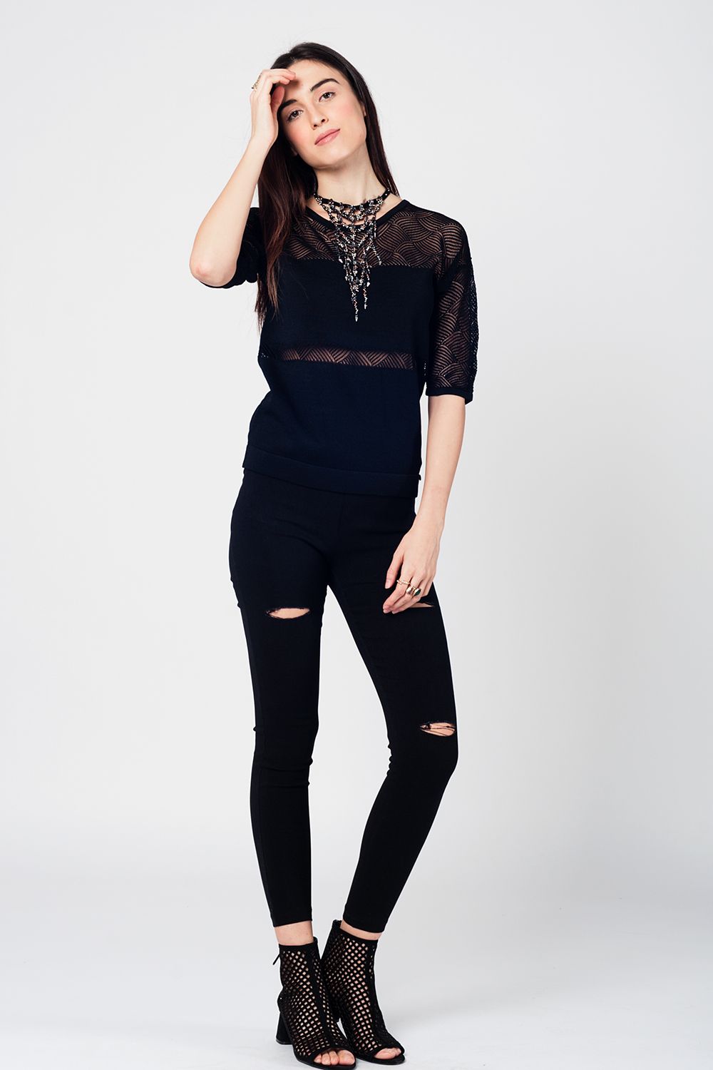 Top de punto negro con detalle de puntilla en contraste Q2