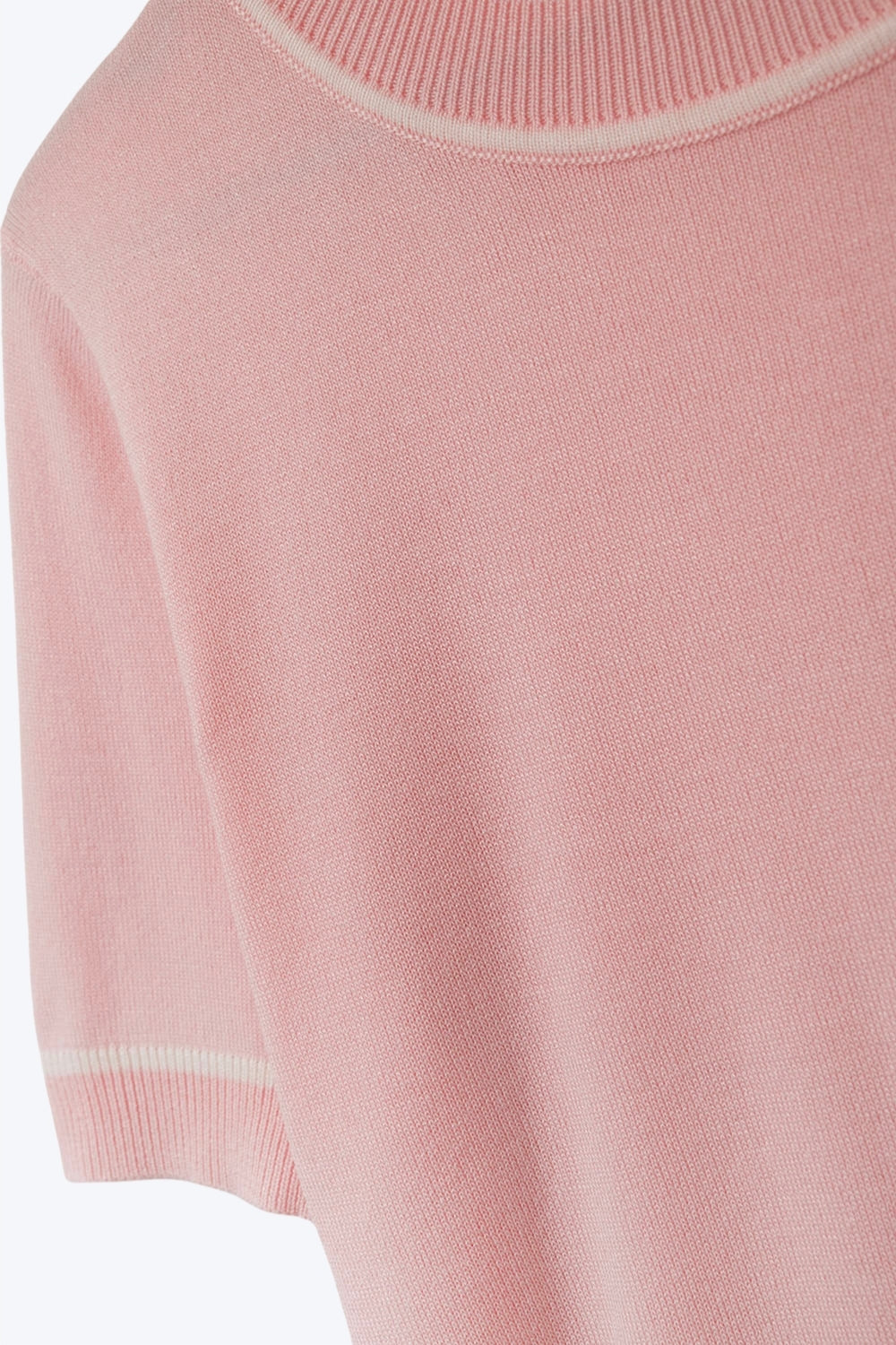 Top de punto rosa claro de manga corta con ribetes blancos en contraste Q2