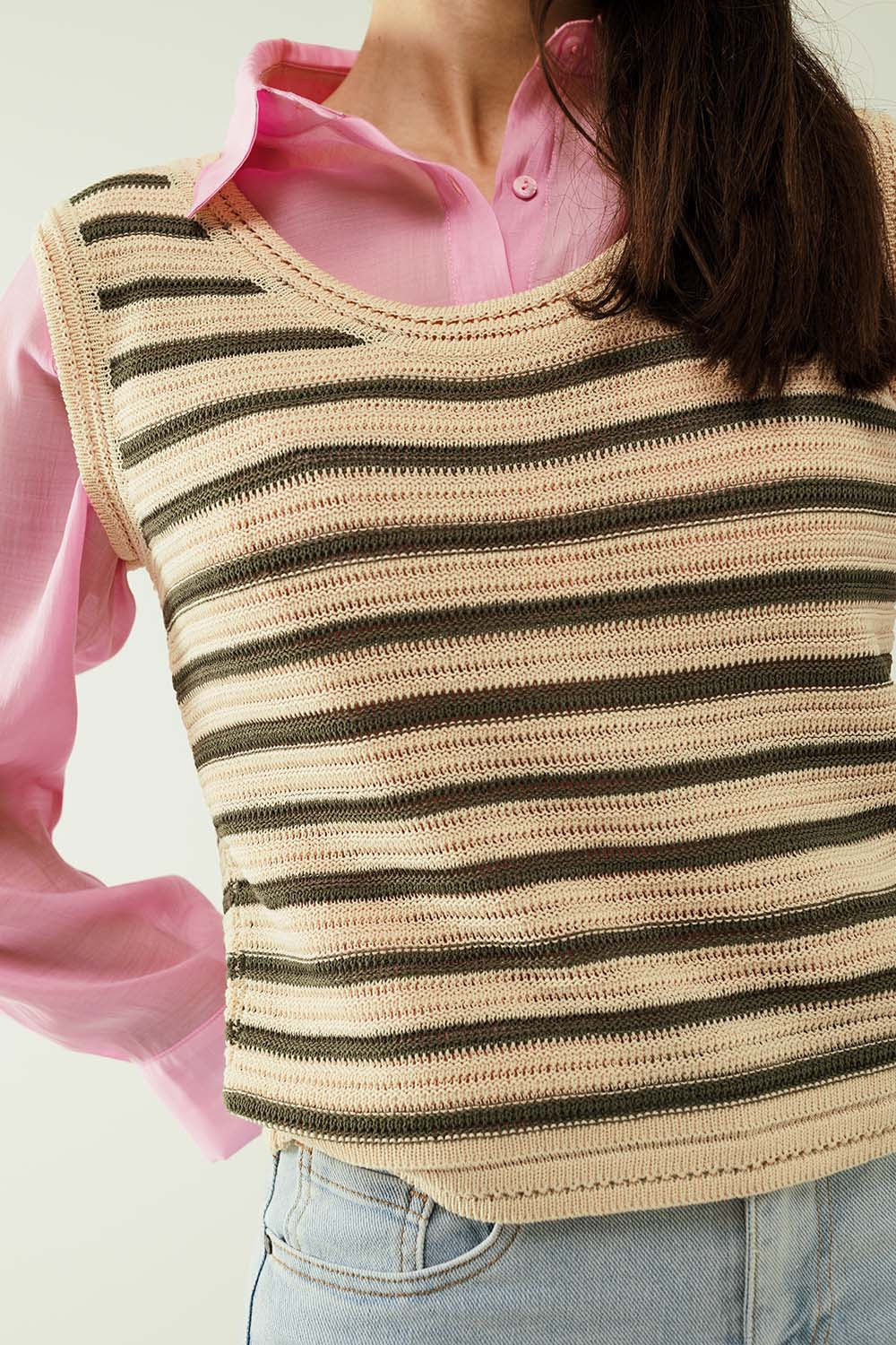 Top de punto sin mangas color crema con rayas khaki Q2