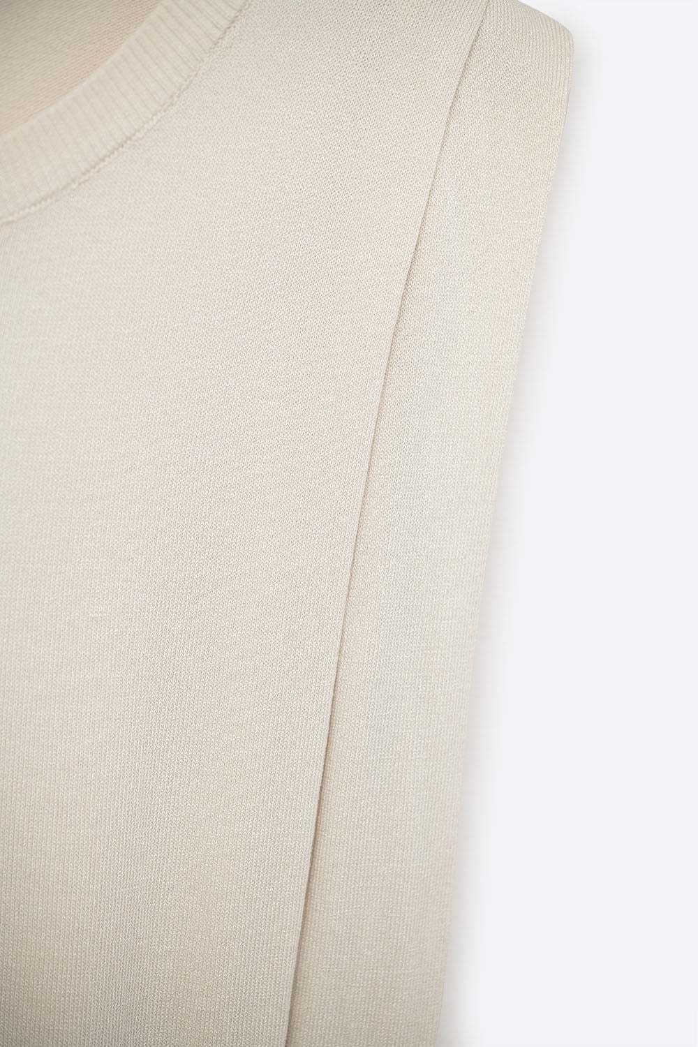 Top de punto sin mangas con drapeado en los hombros en beige Q2