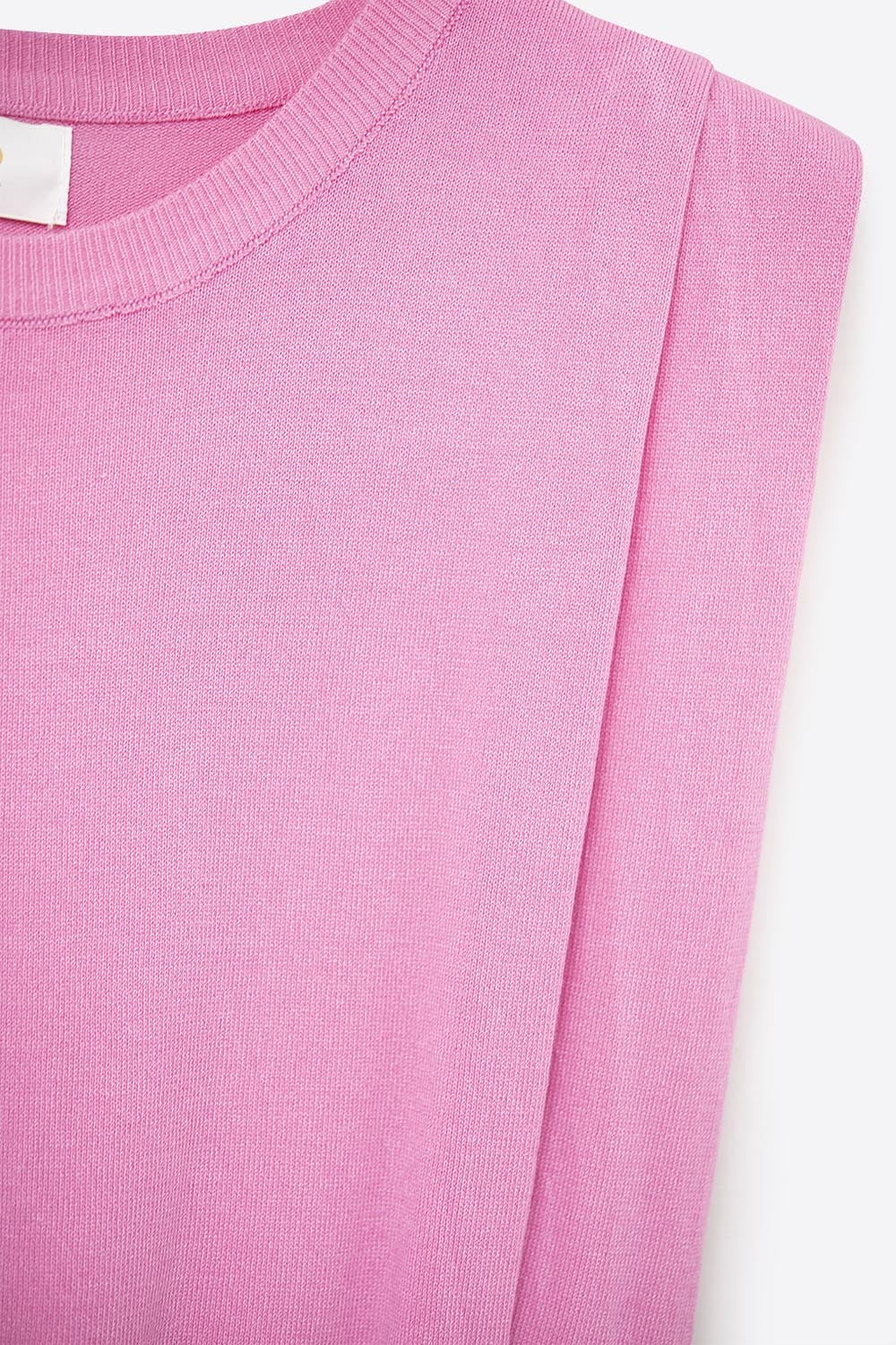 Top de punto sin mangas con drapeado en los hombros en fucsia Q2