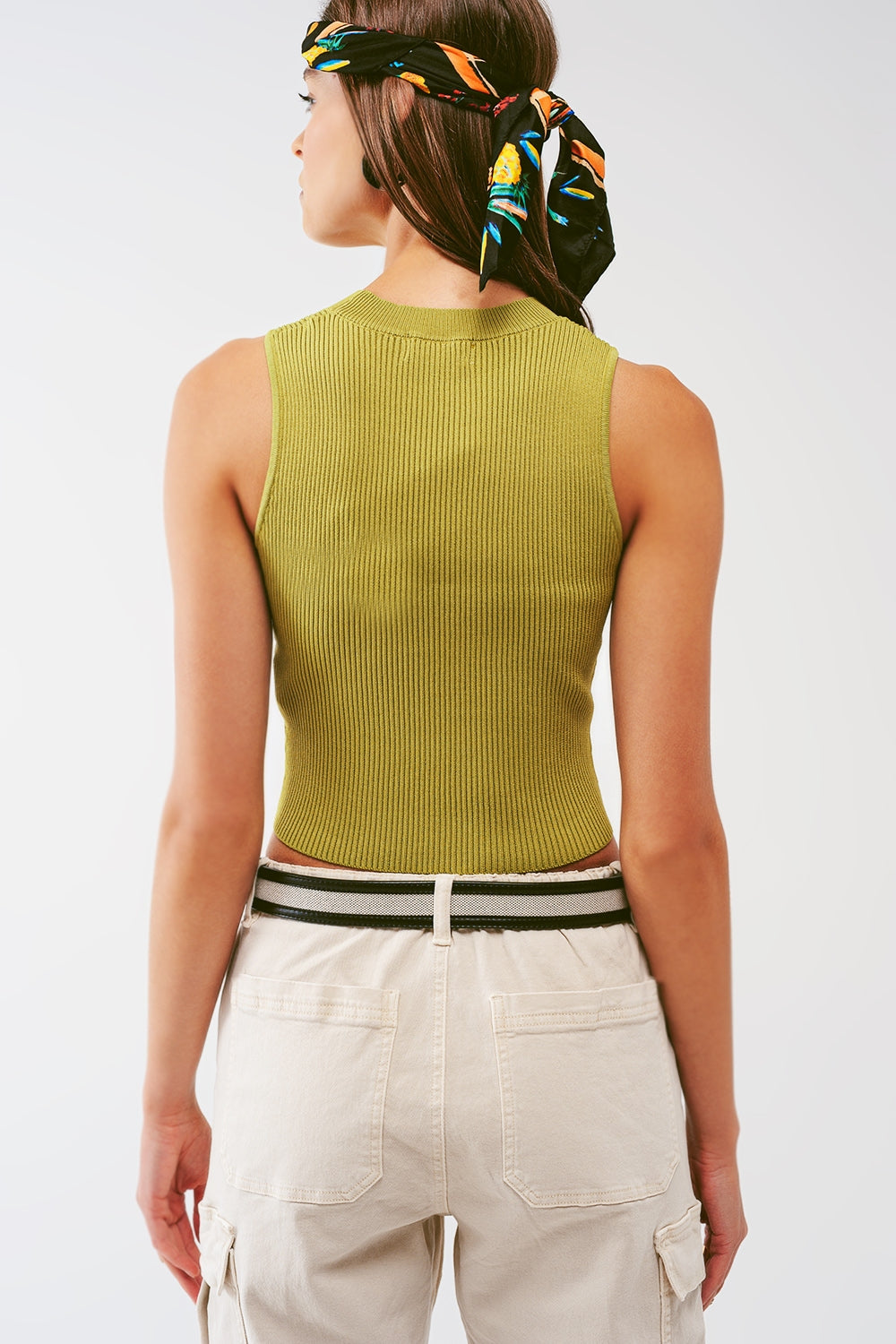 Top de punto sin mangas en verde militar Q2