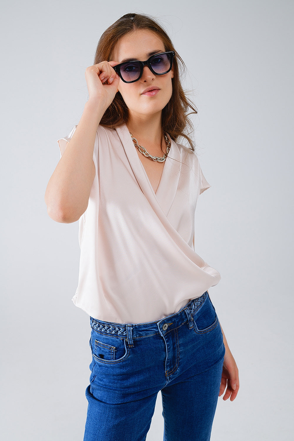 Top de seda Beige Cruzada Con Cuello En V Y Mangas Cortas Q2