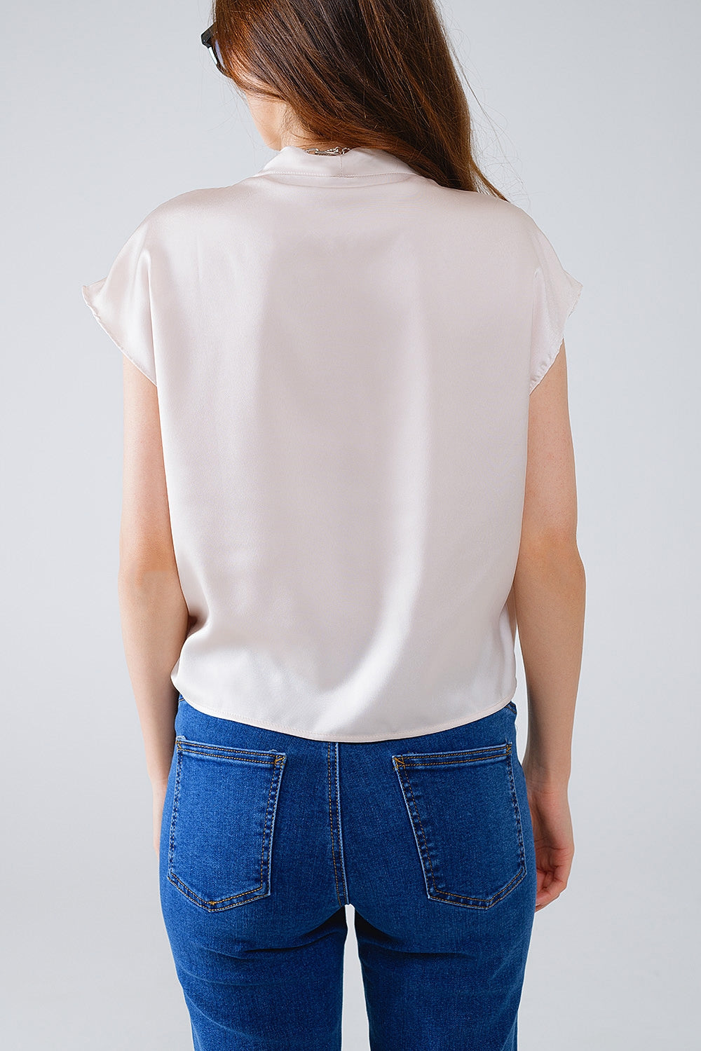 Top de seda Beige Cruzada Con Cuello En V Y Mangas Cortas Q2
