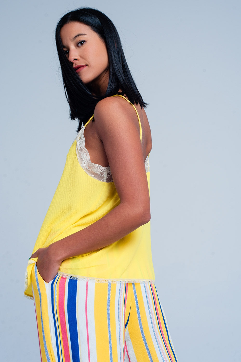 Top de tirantes amarillo con detalle encaje Q2