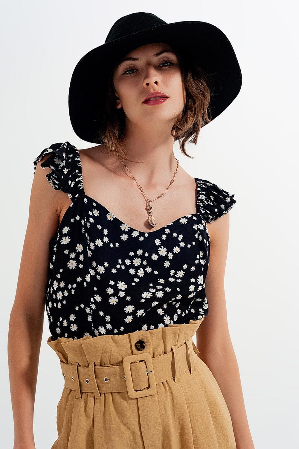 Top de tirantes finos con volantes y estampado de florecitas en color negro Q2