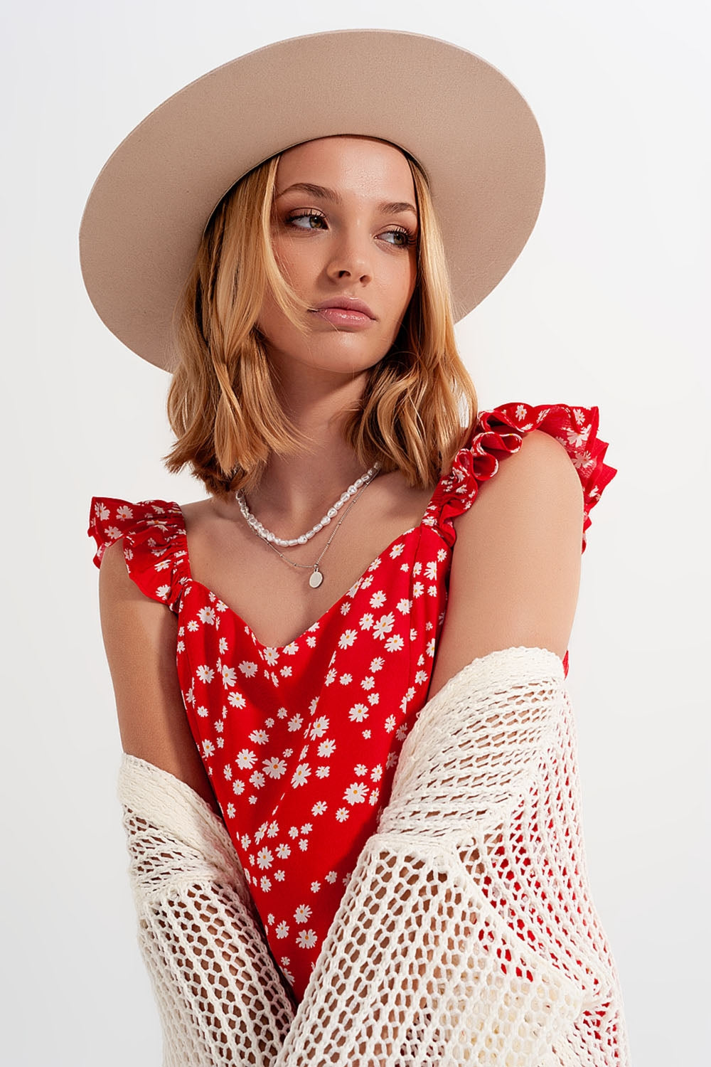 Top de tirantes finos con volantes y estampado rojo de florecitas Q2