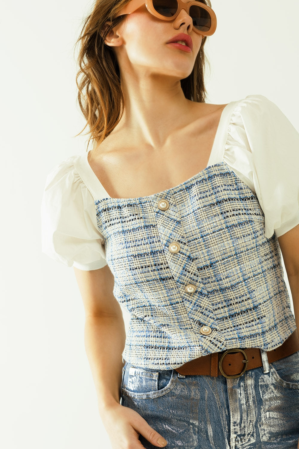 Top de tweed azul con mangas cortas voluminosas y botones de perlas Q2