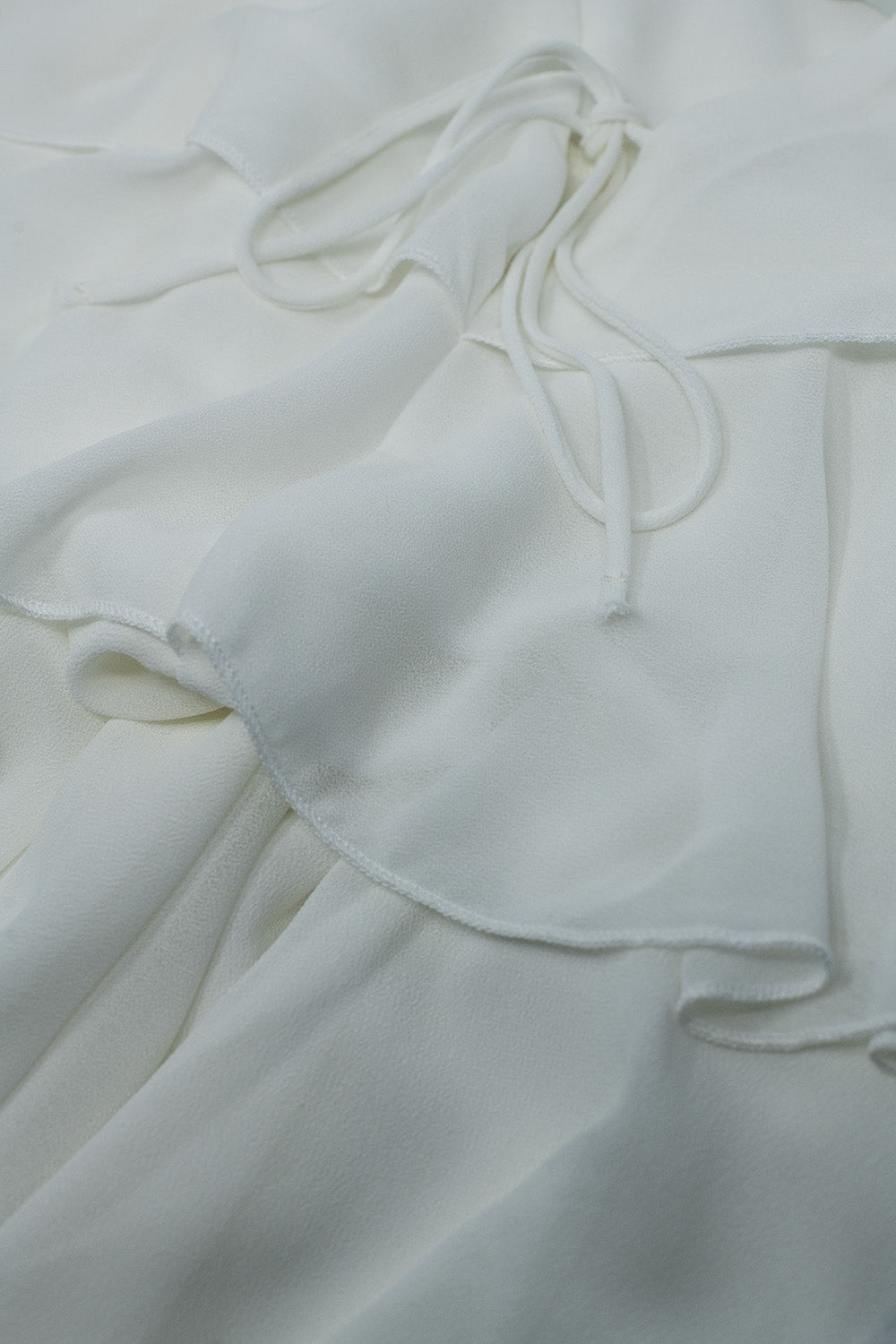 Top de volantes con tirantes finos en blanco Q2