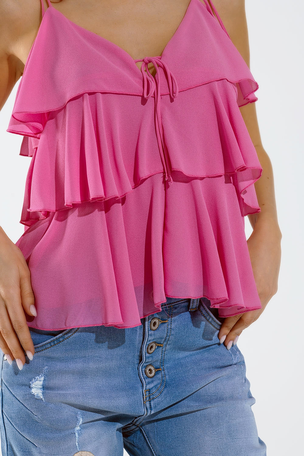Top de volantes con tirantes finos en fucsia Q2