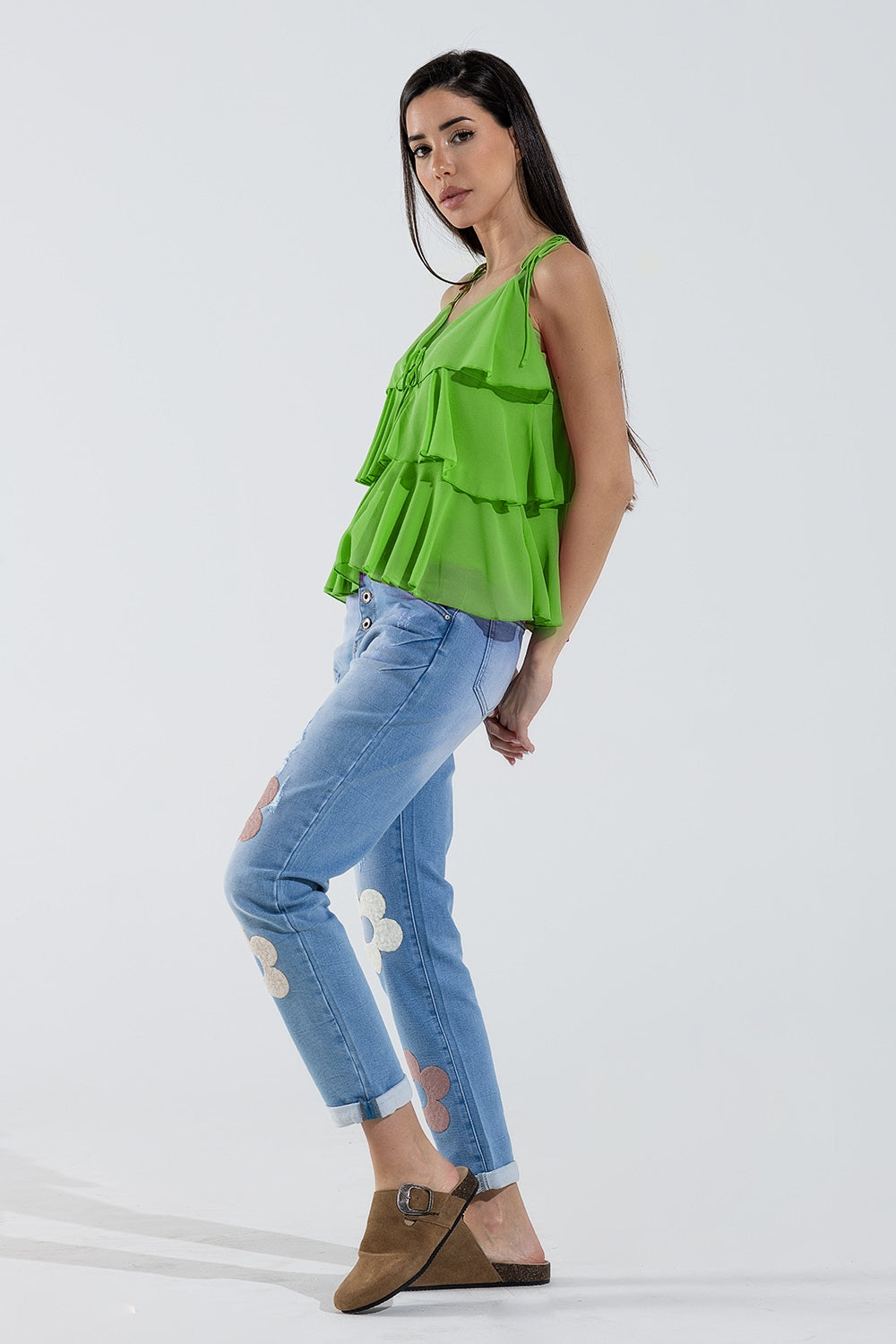 Top de volantes con tirantes finos en verde Q2