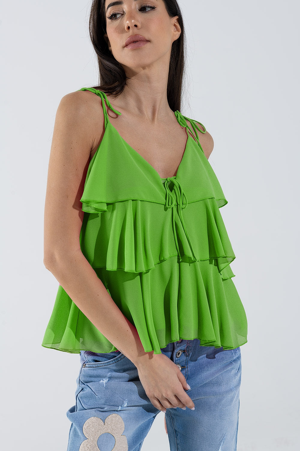 Top de volantes con tirantes finos en verde Q2