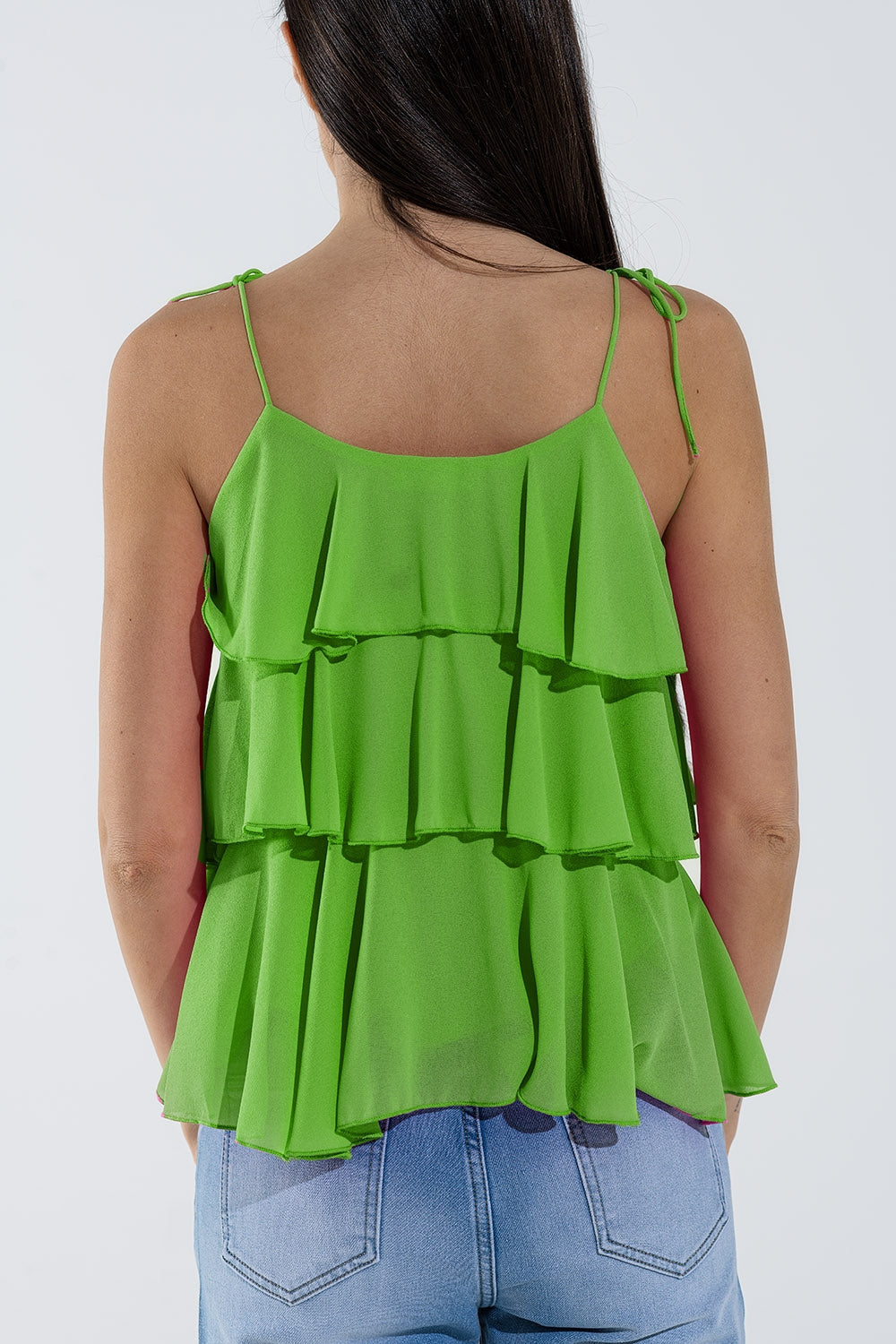 Top de volantes con tirantes finos en verde Q2
