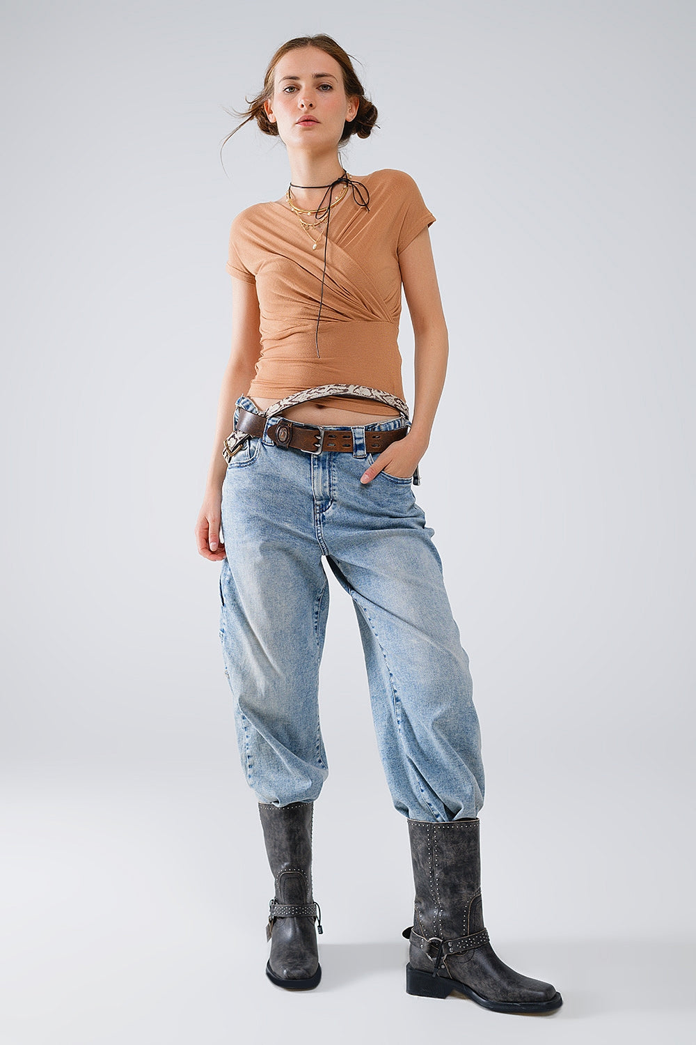 Top entallado con cuello de pico y mangas casquillo en beige Q2