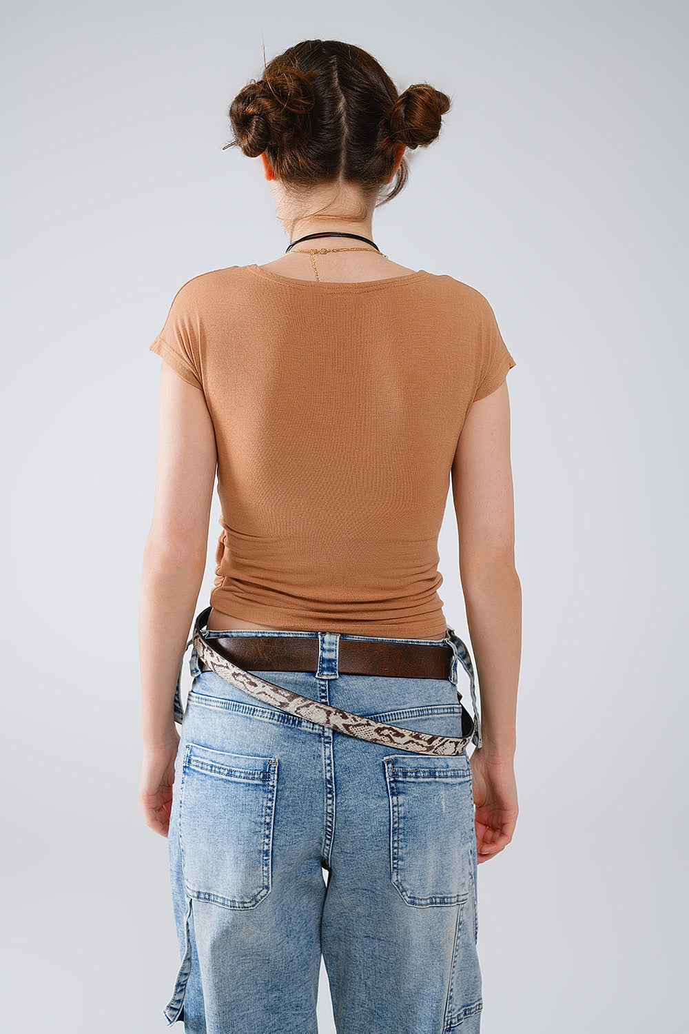 Top entallado con cuello de pico y mangas casquillo en beige Q2