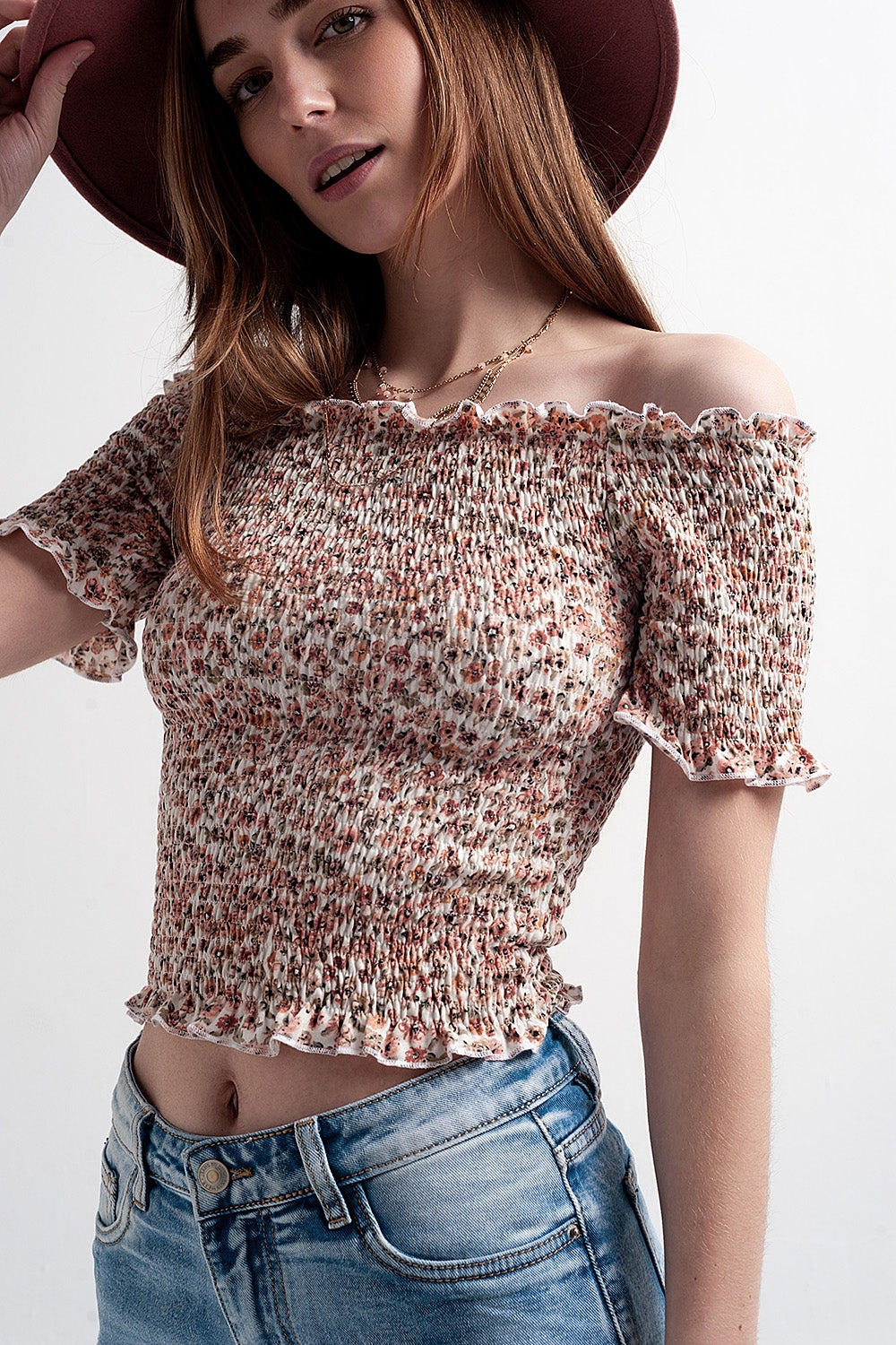 Top fruncido con escote Bardot y estampado de florecitas Q2