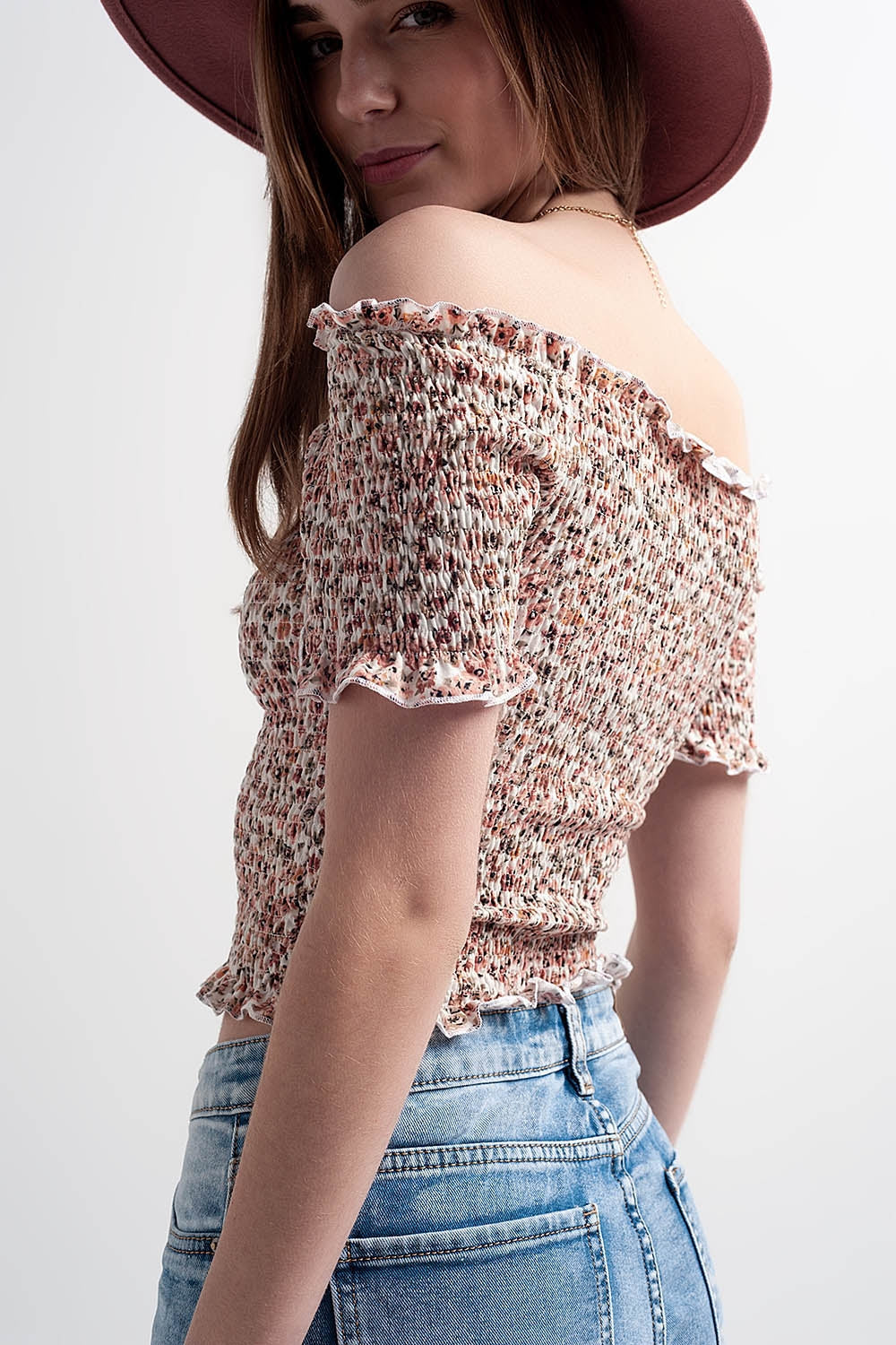 Top fruncido con escote Bardot y estampado de florecitas Q2