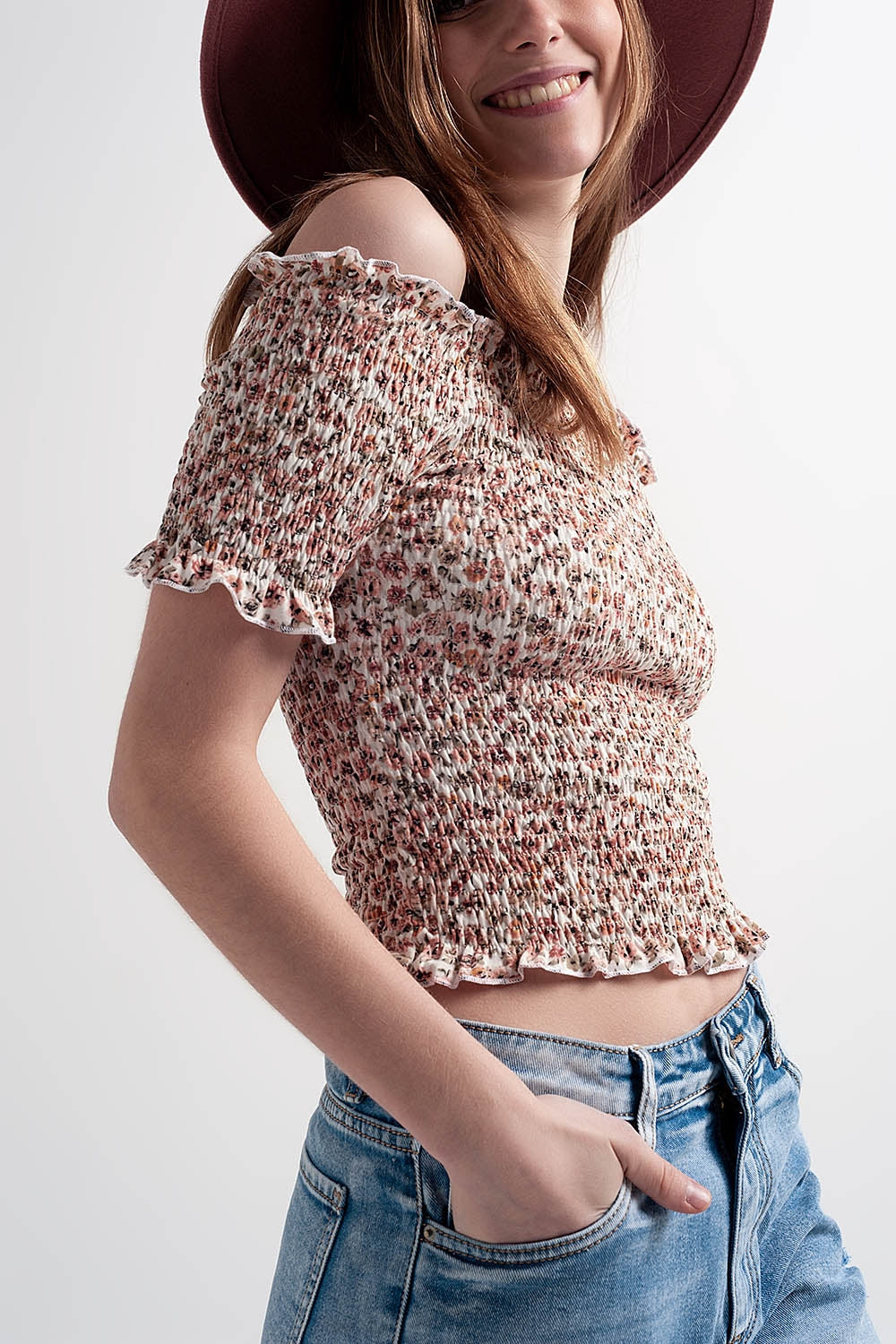 Top fruncido con escote Bardot y estampado de florecitas Q2