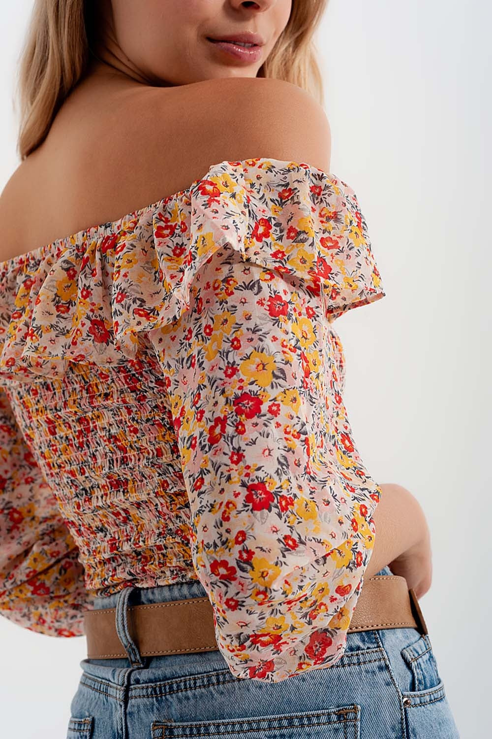 Top fruncido con escote Bardot y volante en estampado de florecitas coral Q2