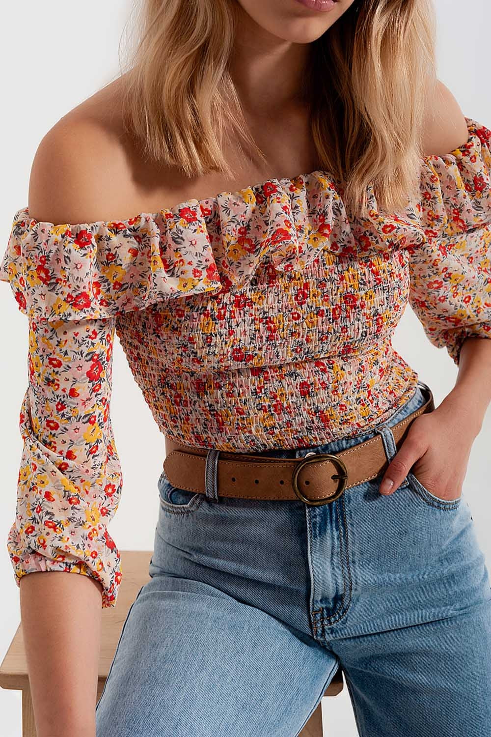 Top fruncido con escote Bardot y volante en estampado de florecitas coral Q2