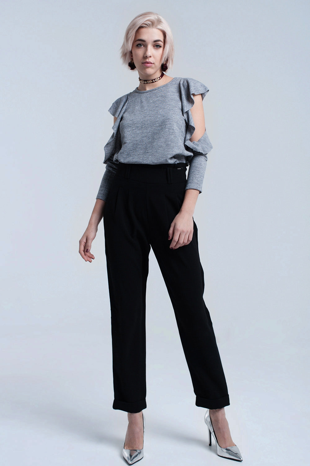 Top gris con volantes y detalles abiertos Q2