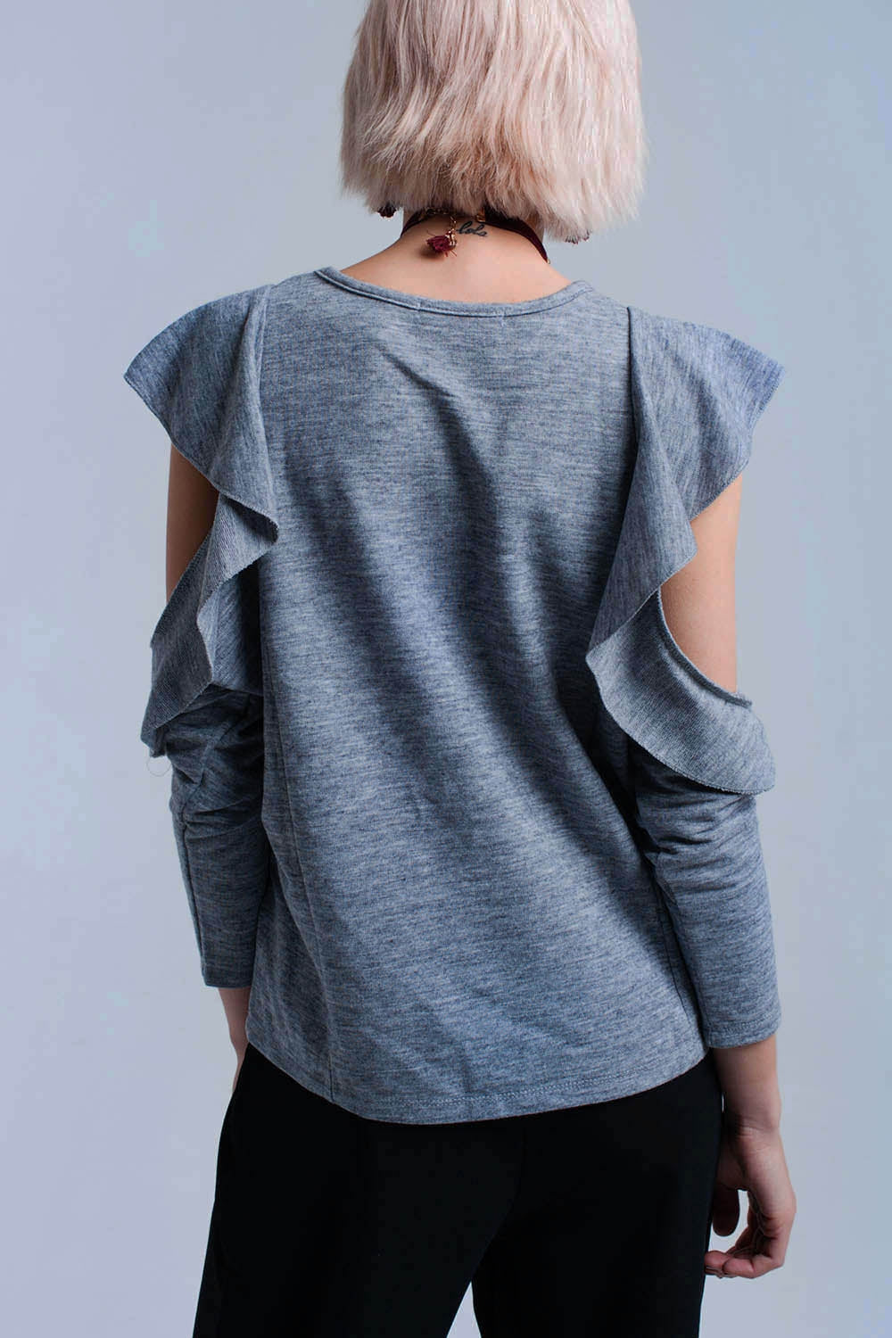 Top gris con volantes y detalles abiertos Q2