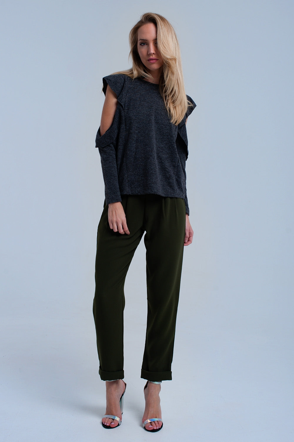 Top gris oscuro con volantes y detalles abiertos Q2