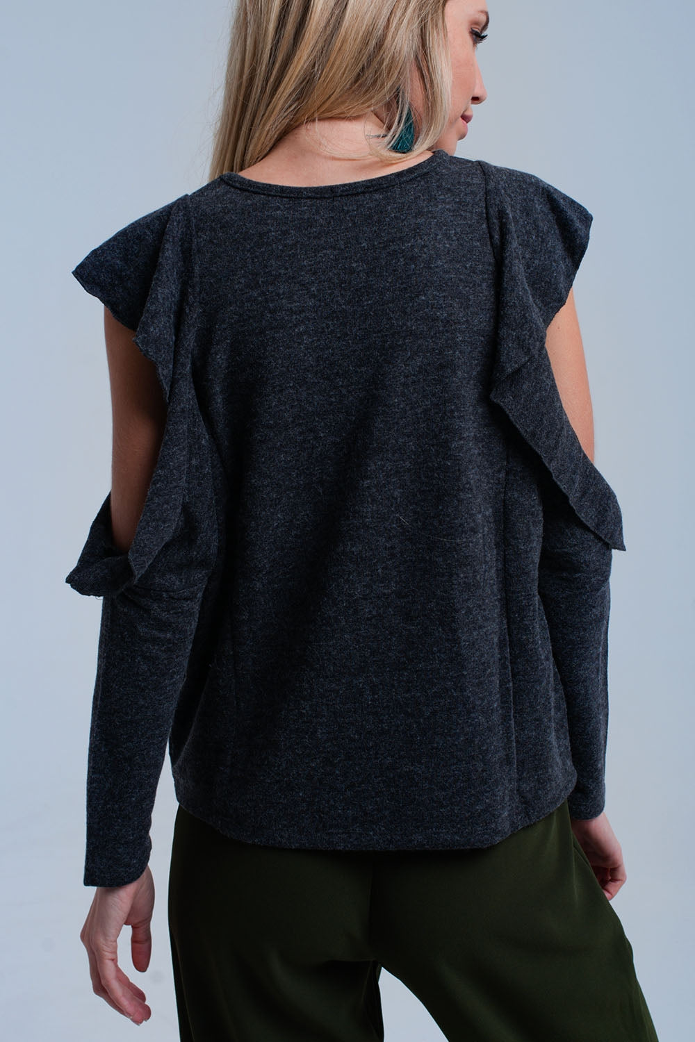 Top gris oscuro con volantes y detalles abiertos Q2