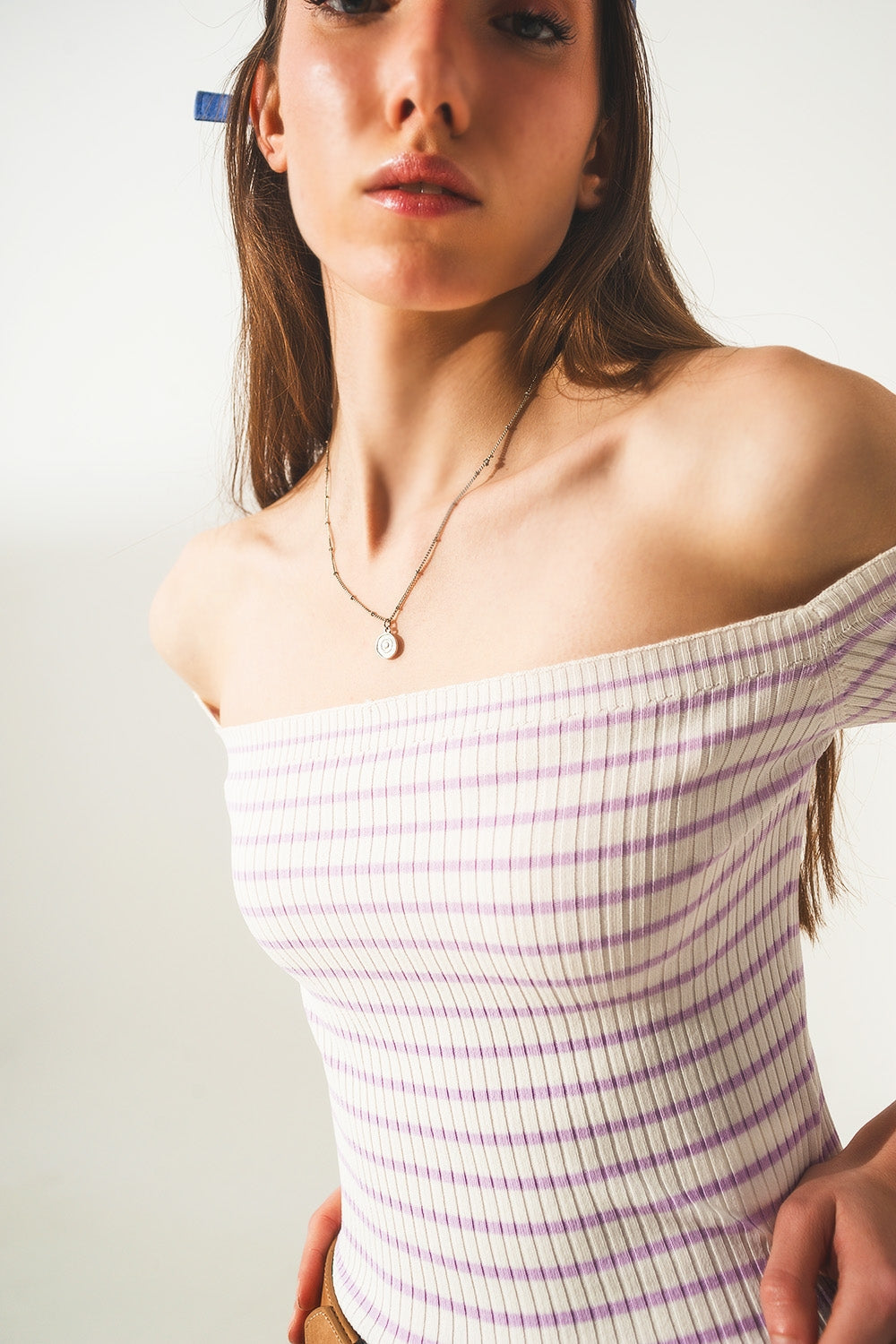 Top lila a rayas con escote Bardot Q2