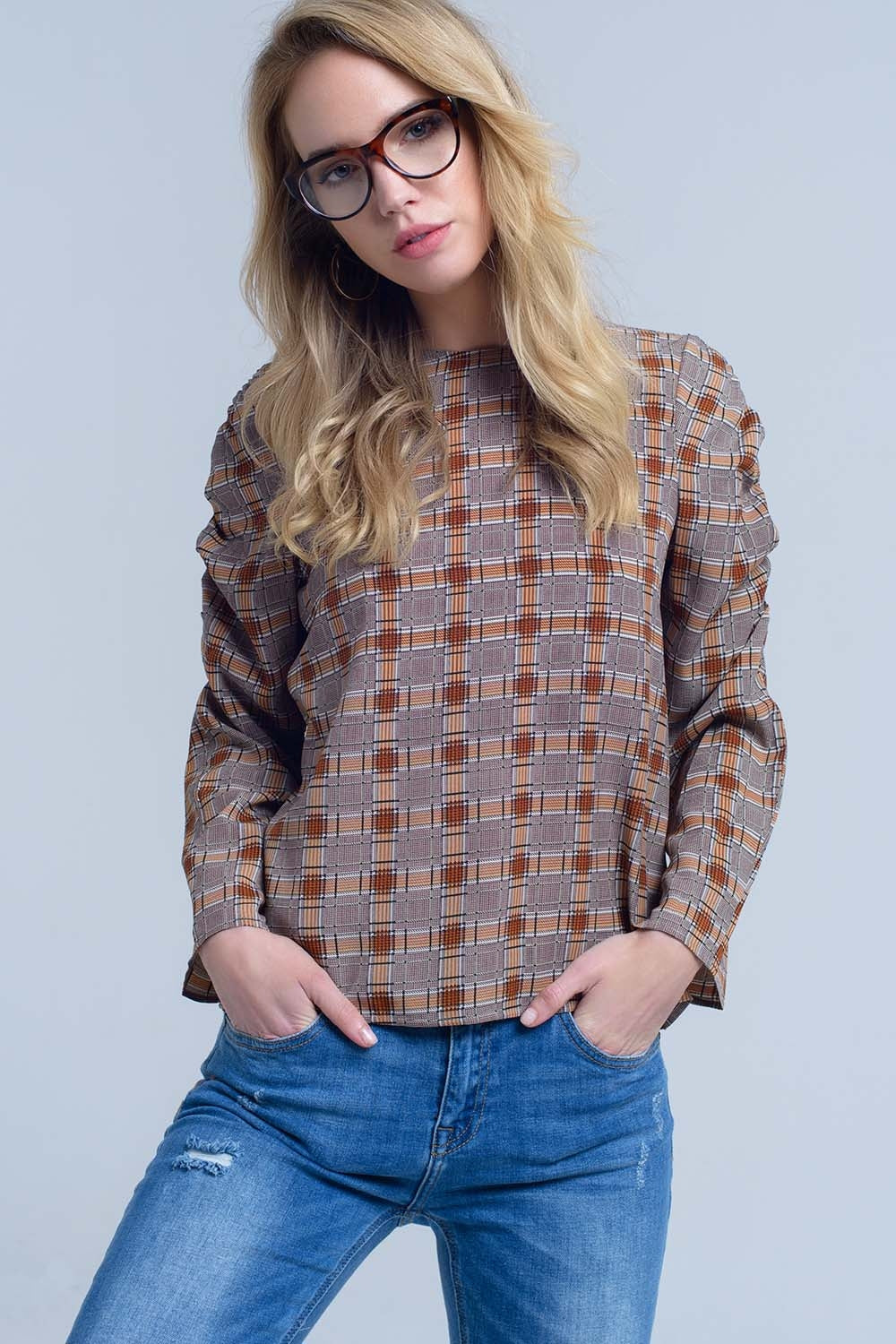 Top marron con estampado a cuadros Q2