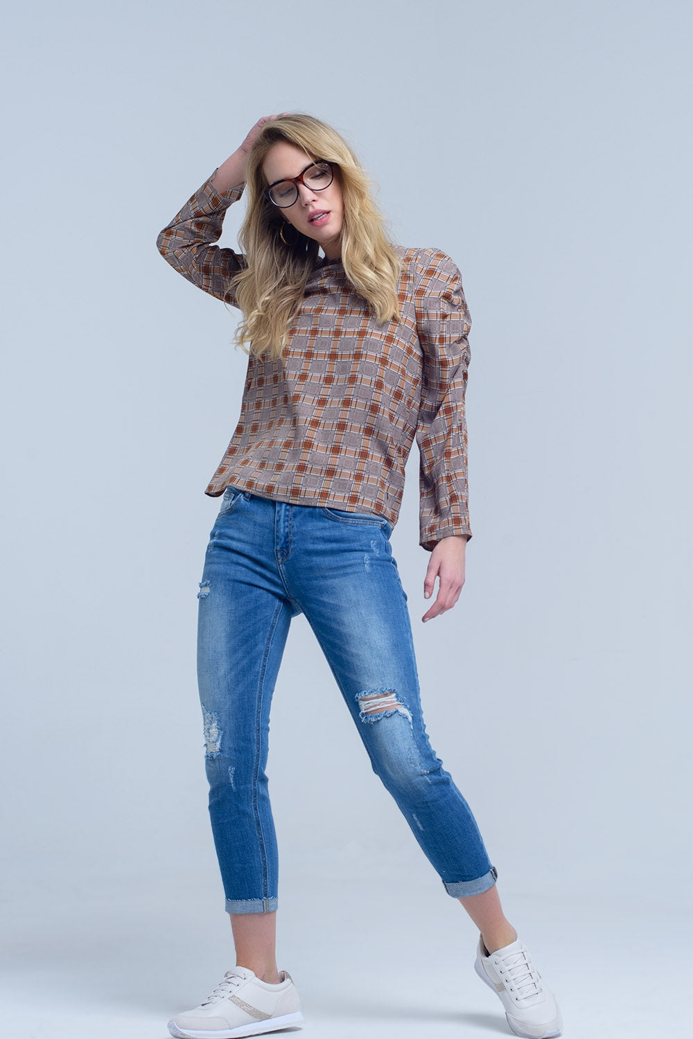 Top marron con estampado a cuadros Q2