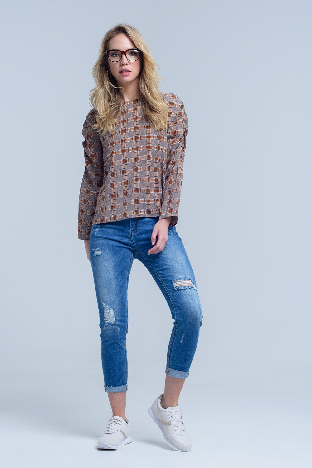 Top marron con estampado a cuadros Q2