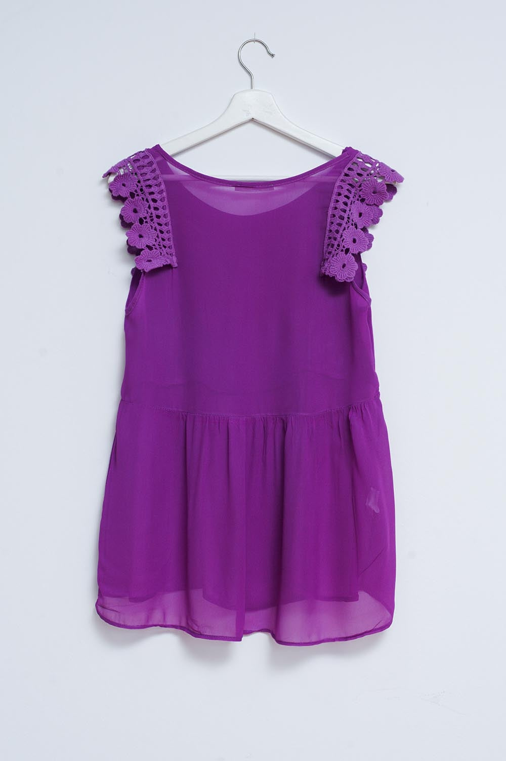 Top morado con diseño bordado y detalle de volantes Q2