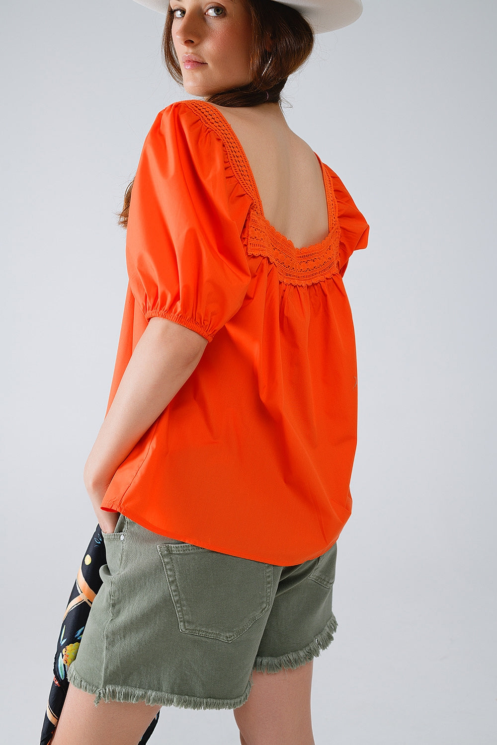 Top naranja con escote cuadrado y mangas cortas Q2